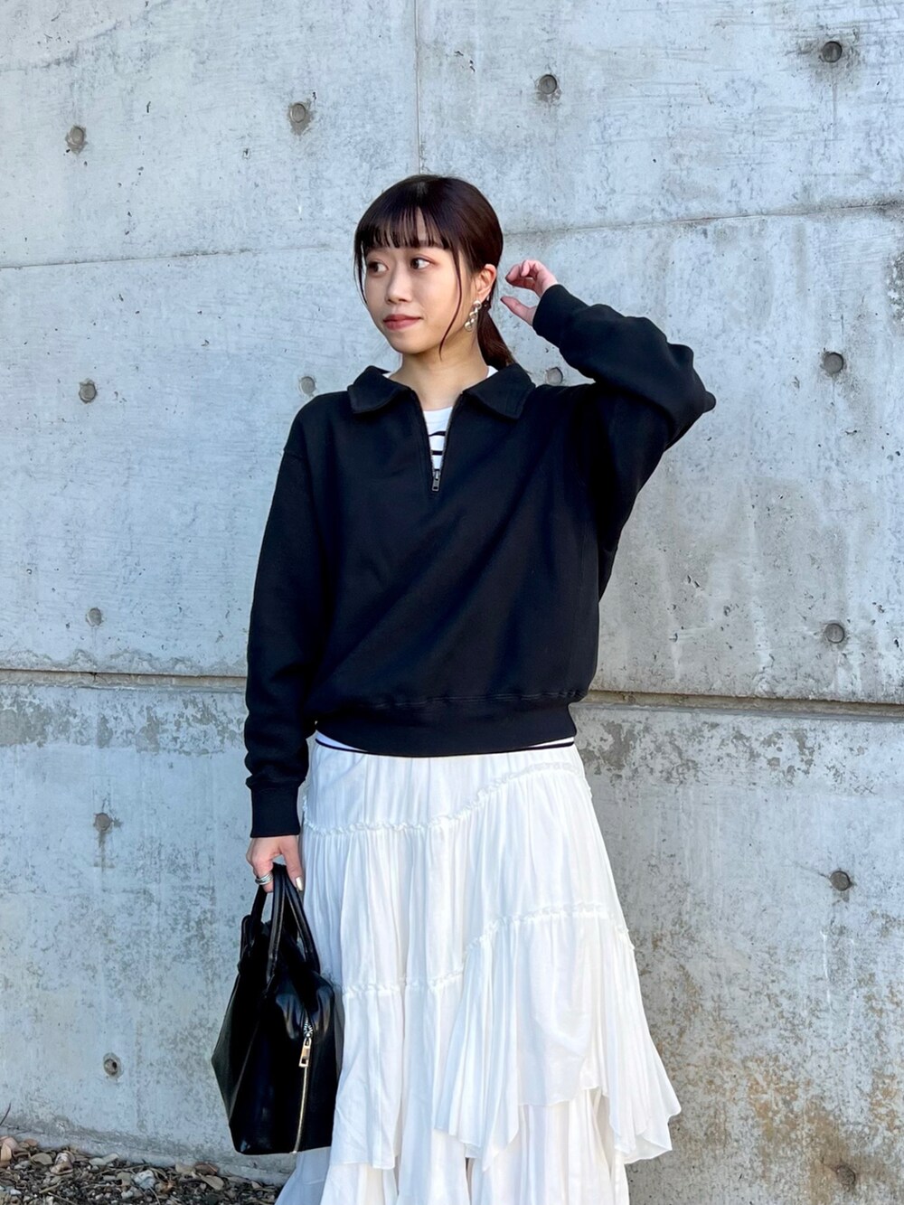 「モノトーンコーデ、モノトーン、レイヤードスタイル、休日スタイル、きれいめカジュアル、ハーフジップ、メンズライク、スニーカーコーデ、ニューバランス、ティアードスカート、ビッグシルエット、オーバーサイズ、骨格ウェーブ、春服みてみて、春コーデ」｜「Russell AthleticのRUSSELL ATHLETIC/別注 ハーフジップ（スウェット、ブラック系）」を使った、uyuさん（骨格ウェーブ・レディース・161cm）の冬コーディネートの2枚目の写真