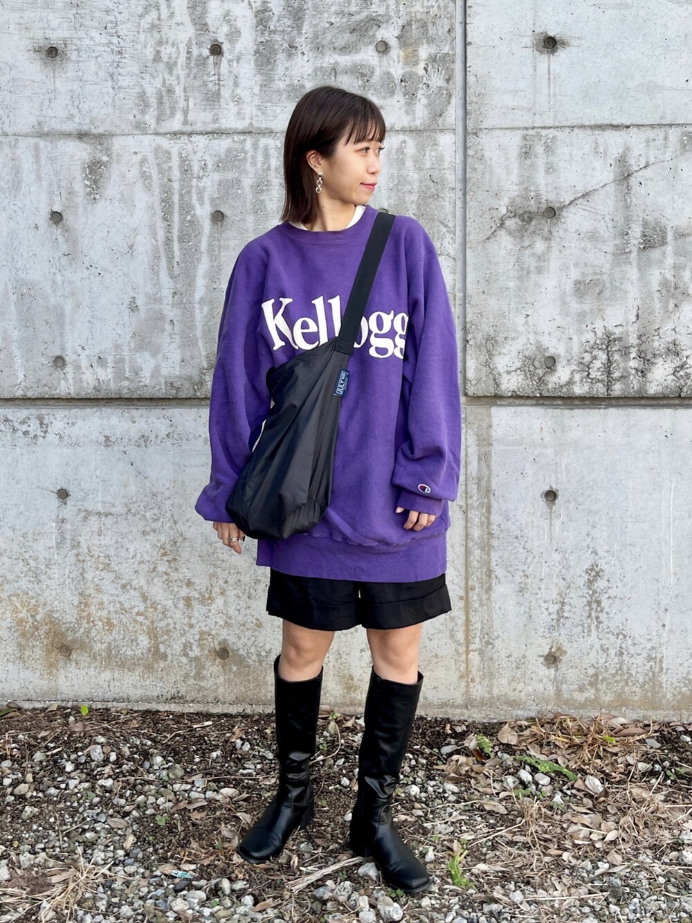 「秋ルック紹介するよ、秋コーデ、秋のコーデ、オーバーサイズ、ビッグシルエット、ハーフパンツ、ロゴスウェット、パープル、ロングブーツ、シンプルコーデ、レイヤードスタイル、大人カジュアル、メンズライク、ブーツ、休日スタイル」｜「Championのアイテム（スウェット、パープル系）」を使った、uyuさん（骨格ウェーブ・レディース・161cm）の秋コーディネートの2枚目の写真
