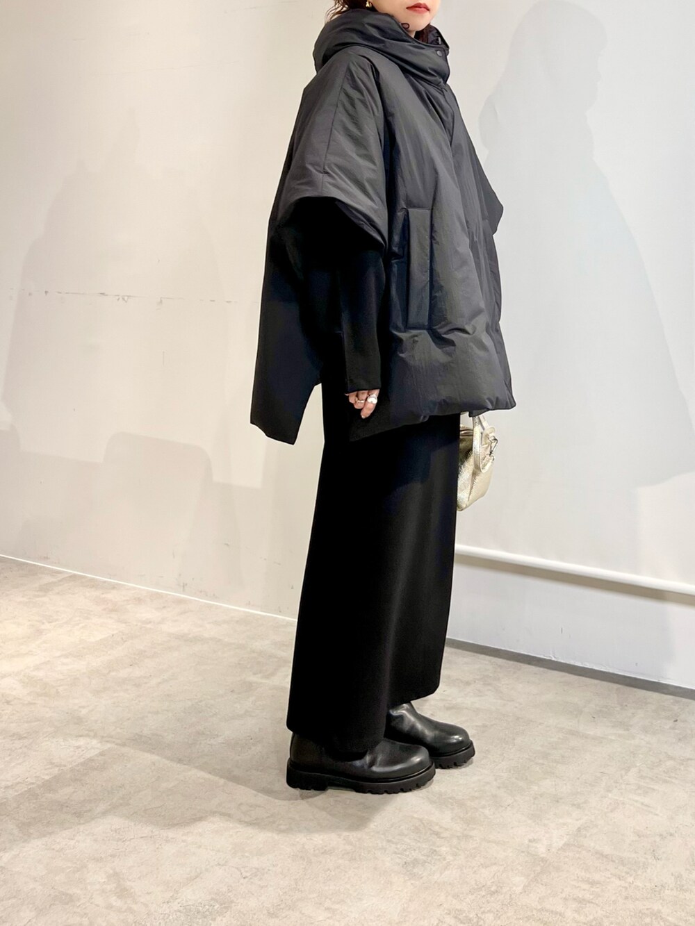 「秋コーデ、秋服、秋冬コーデ、オールブラック、ワントーンコーデ、ブラックコーデ、モノトーン、モノトーンコーデ、ビッグシルエット、オーバーサイズ、ダウンジャケット、お出かけコーデ、おでかけコーデ、休日スタイル、休日コーデ」|「NANO universeの「西川ダウン(R)」2WAY ケープダウン(ダウンジャケット/コート、ブラック系)」を使った、uyuさん(骨格ウェーブ・レディース・161cm)の秋コーディネートの3枚目の写真