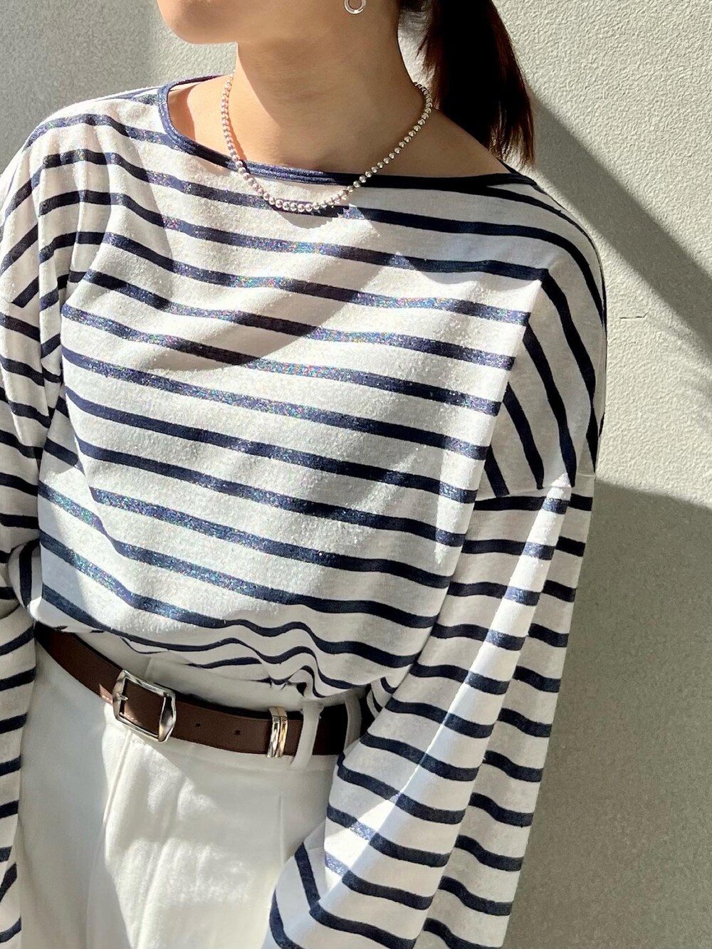 「春服デビュー宣言、#春コーデ、シンプルコーデ、休日スタイル、休日コーデ、ボーダー、ボーダートップス、ワイドパンツ、タックイン、春服みてみて、ビッグシルエット、オーバーサイズ、ホワイトコーデ、きれいめカジュアル、メガネ女子」｜「NANO universeのアイテム（Tシャツ/カットソー、ブルー系）」を使った、uyuさん（骨格ウェーブ・レディース・161cm）の春コーディネートの3枚目の写真
