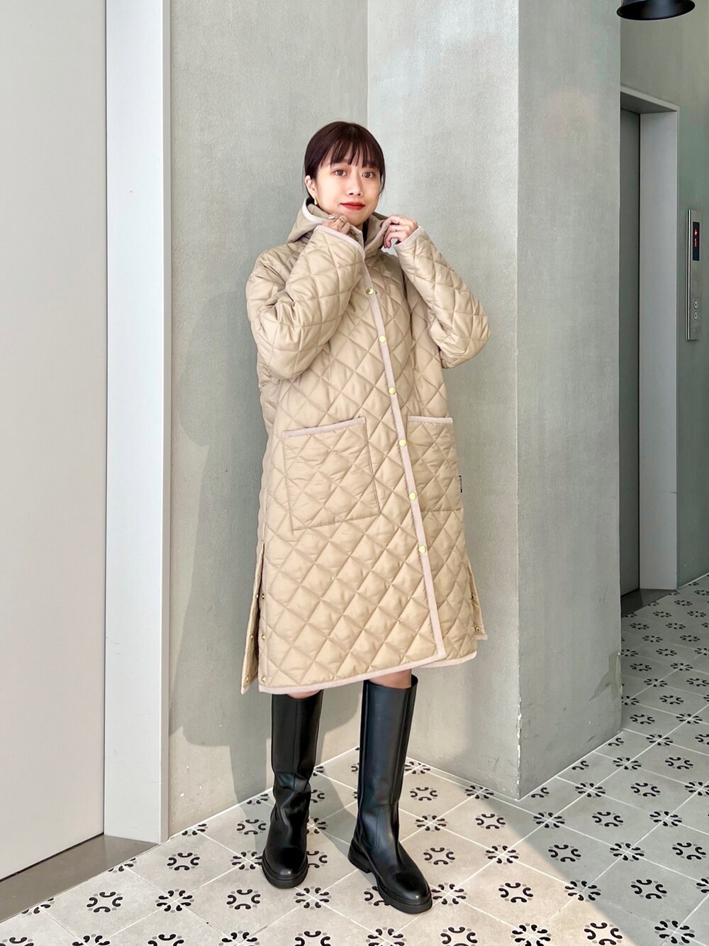 「秋服まるっと大公開、休日コーデ、秋コーデ、秋冬コーデ、アウター、キルティングコート、キルティング、休日スタイル、お出かけコーデ、シンプルコーデ、重ね着ベストシーズン、ボーダー、ブーツ、ミニスカート、きれいめカジュアル」|「Traditional WeatherwearのTRADITIONAL WEATHERWEAR/別注 ARKLEY Aラインキルティングフード付きロングコート(その他アウター、ベージュ系)」を使った、uyuさん(骨格ウェーブ・レディース・161cm)の秋コーディネートの2枚目の写真