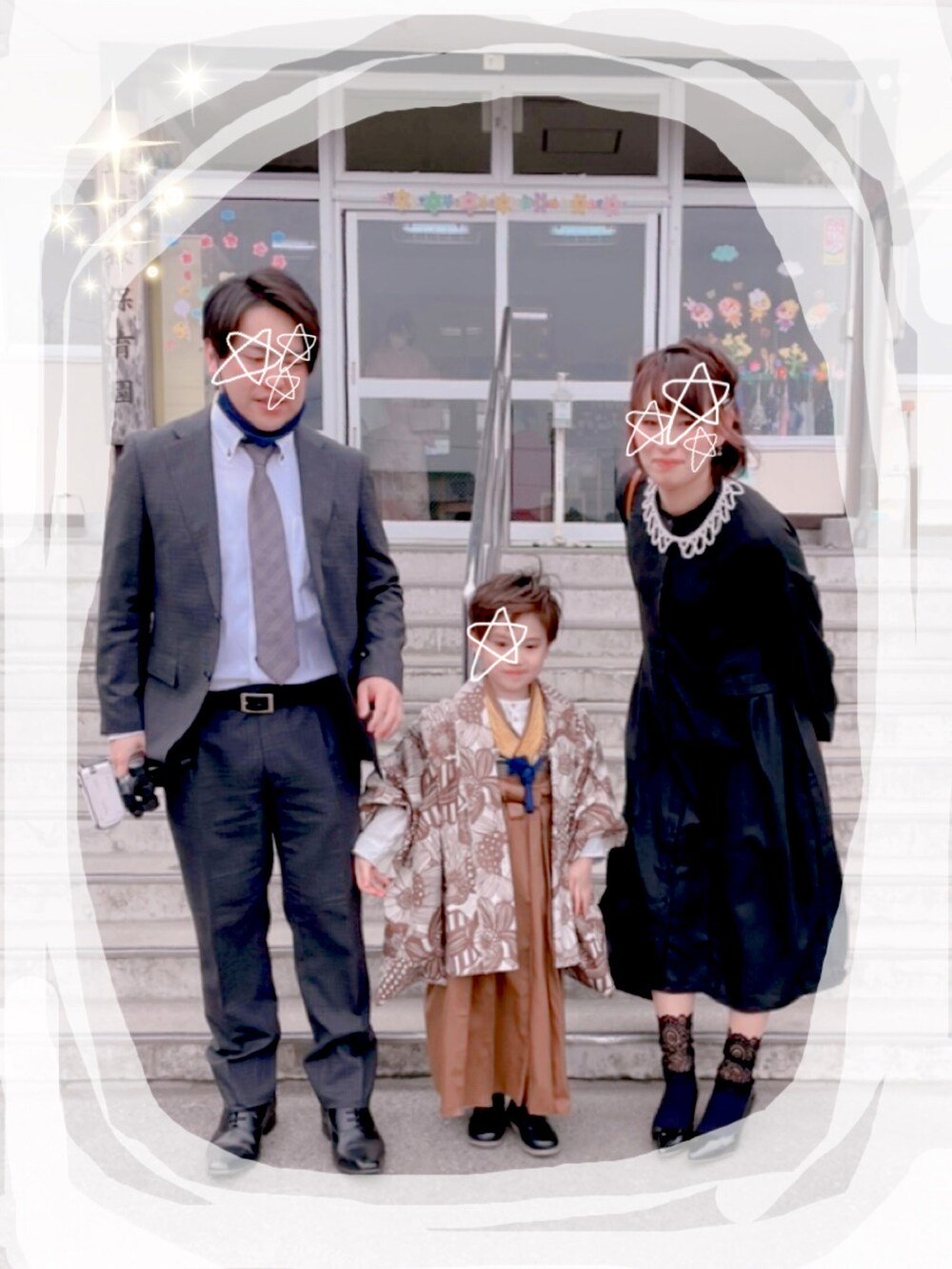 「キッズコーデ、男の子、卒園式、6歳、袴、ハンドメイド、春、ブラウン、ノーカラーシャツ、ブーツ、春コーデ、花柄、おとこのこ、はるコーデ、入学式」｜「H&MのH&M - グランドファーザーシャツ - ホワイト（シャツ/ブラウス、ホワイト系）」を使った、s n さん（キッズ・110cm）の春コーディネートの3枚目の写真