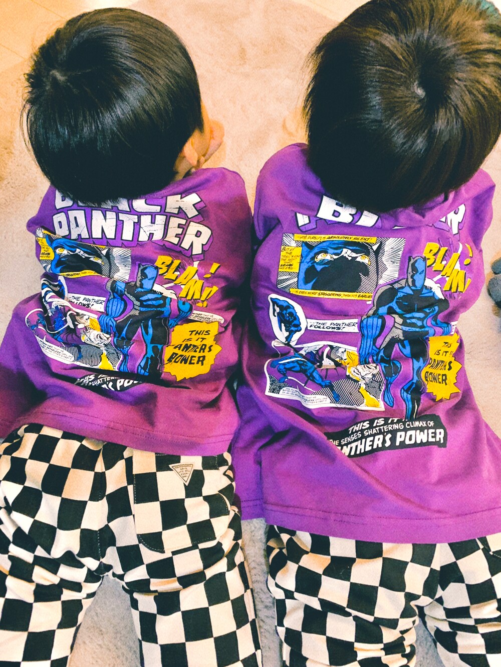 「キッズコーデ、男の子コーデ、ビッグシルエット、フラッグチェック、ニット帽、おそろいコーデ、カジュアル、6歳、4歳、コート、アメコミ、キッズファッション、プチプラコーデ、BREEZE、ZARA」｜「ZARA KIDSのアイテム（Tシャツ/カットソー、パープル系）」を使った、s n さん（キッズ・120cm）の冬コーディネートの4枚目の写真