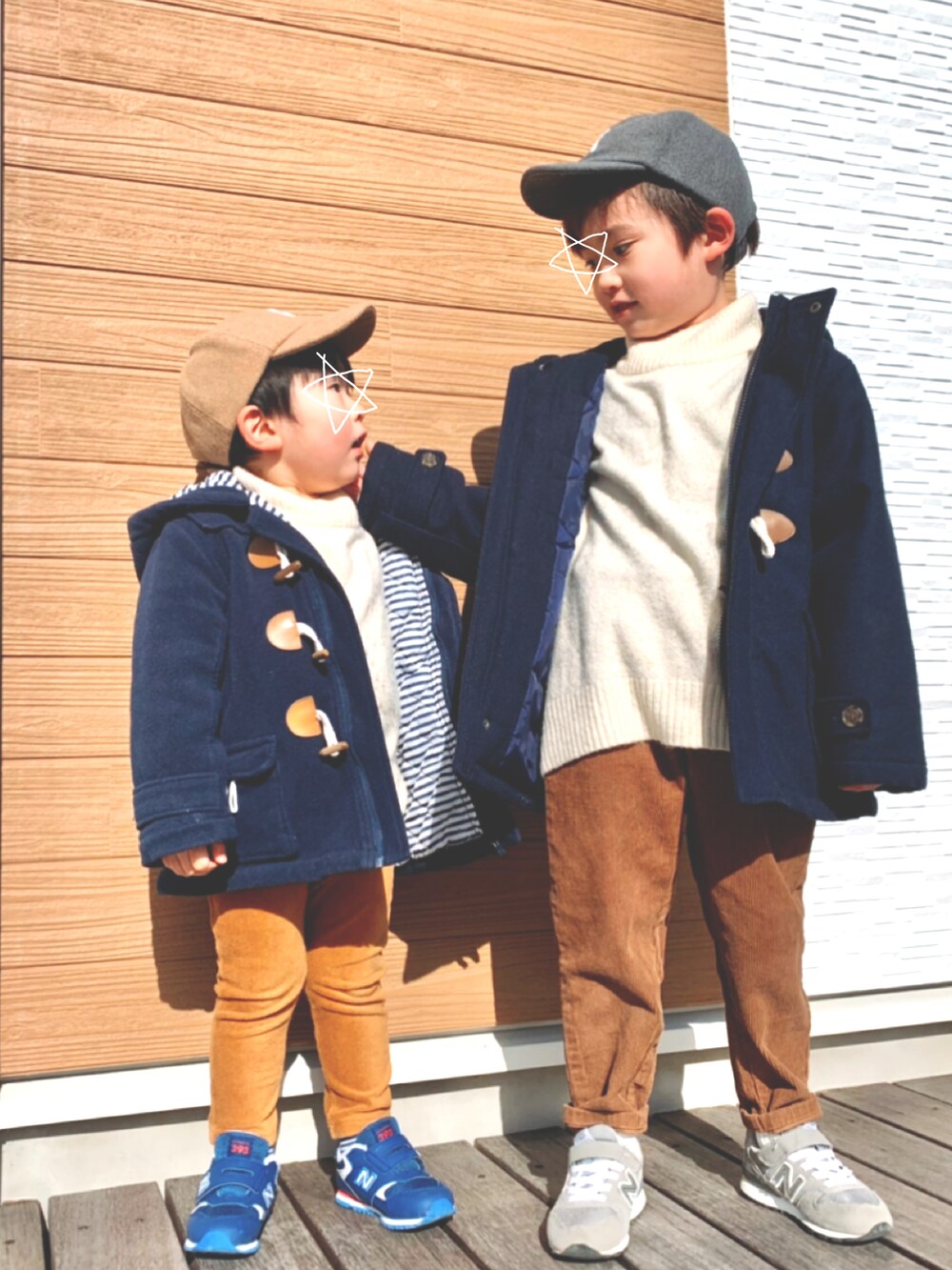 「あったかコーデ、カラーパンツ、男の子、オーバーサイズ、キッズコーデ、キャップ、コーデュロイ、兄弟コーディネート、ダッフルコート、New Balance、おそろいコーデ、ニット、冬コーデ、5歳、3歳」｜「西松屋のアイテム（その他パンツ、ブラウン系）」を使った、s n さん（キッズ・110cm）の冬コーディネートの2枚目の写真