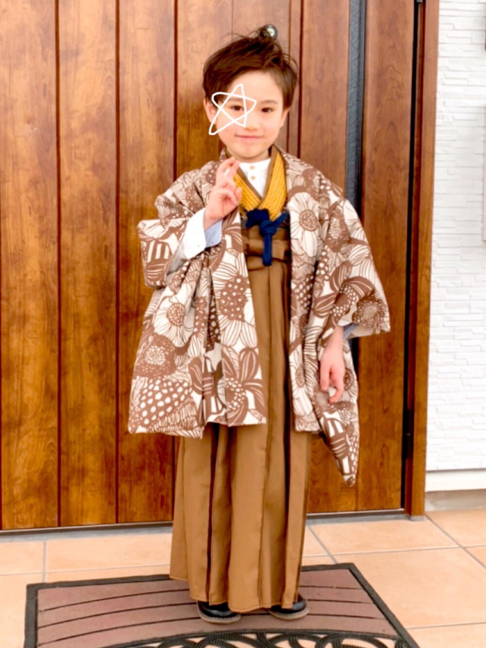「キッズコーデ、男の子、卒園式、6歳、袴、ハンドメイド、春、ブラウン、ノーカラーシャツ、ブーツ、春コーデ、花柄、おとこのこ、はるコーデ、入学式」｜「H&MのH&M - グランドファーザーシャツ - ホワイト（シャツ/ブラウス、ホワイト系）」を使った、s n さん（キッズ・110cm）の春コーディネートの2枚目の写真