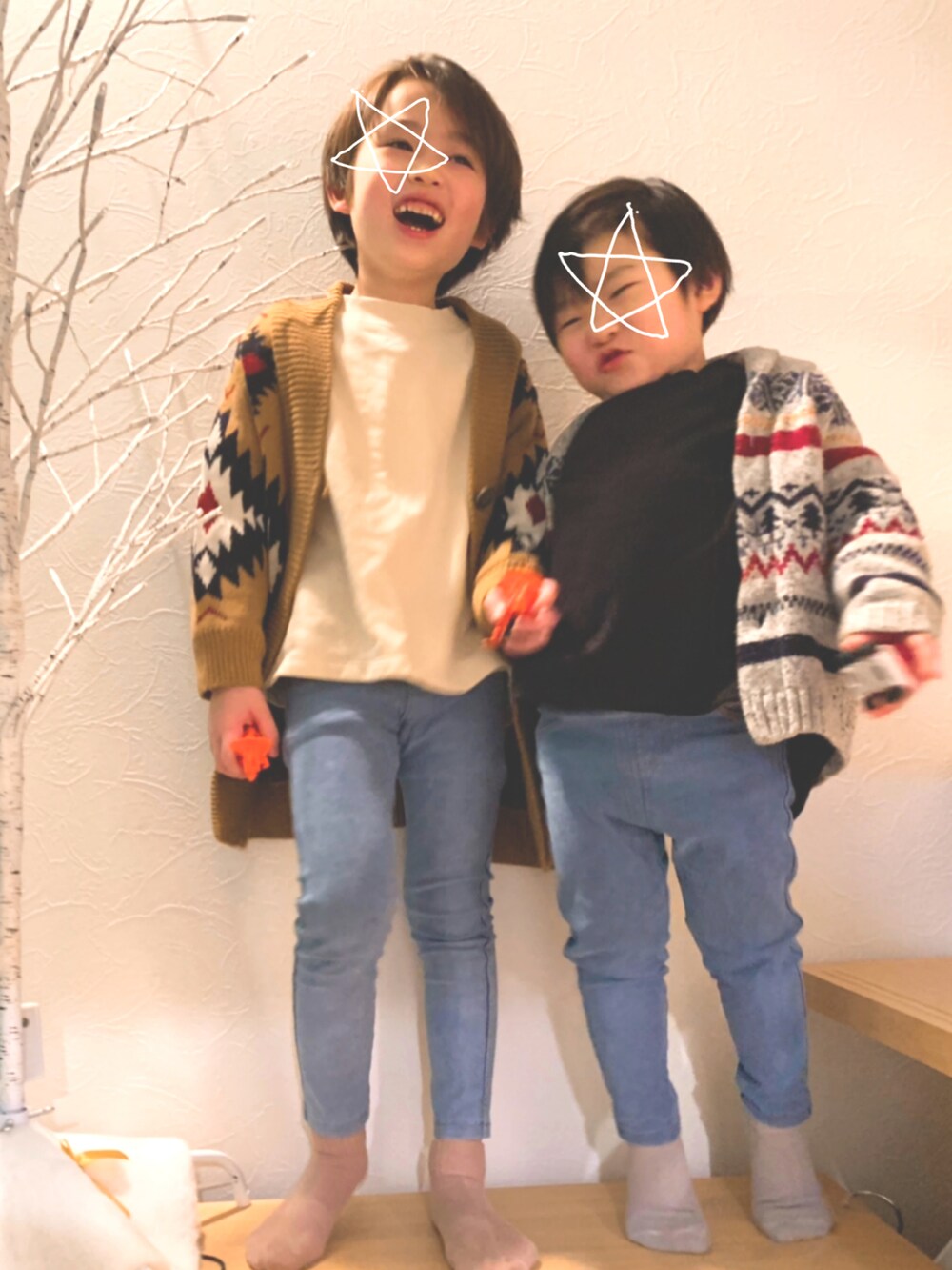 「男の子、6歳、3歳、兄弟コーディネート、休日コーデ、ニットカーディガン、ロングカーディガン、デニム、キッズコーデ、ZARA、GU、H&M、カーディガン、プチプラ」｜「ZARA KIDSのアイテム（デニムパンツ、ブルー系）」を使った、s n さん（キッズ・110cm）の春コーディネートの4枚目の写真