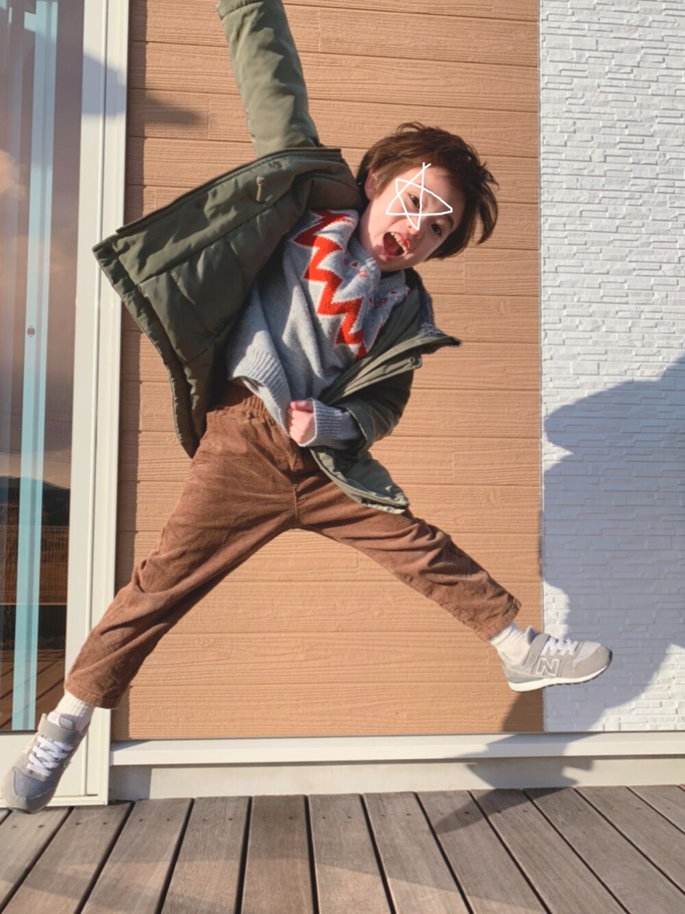 「カジュアル、男の子、5歳、ニット、コーデュロイパンツ、キッズコーデ、ゆったりコーデ、スニーカー、New Balance、プチプラ、あったかコーデ、コート、しまむら、GU、西松屋」｜「西松屋のアイテム（その他パンツ、ブラウン系）」を使った、s n さん（キッズ・110cm）の冬コーディネートの2枚目の写真