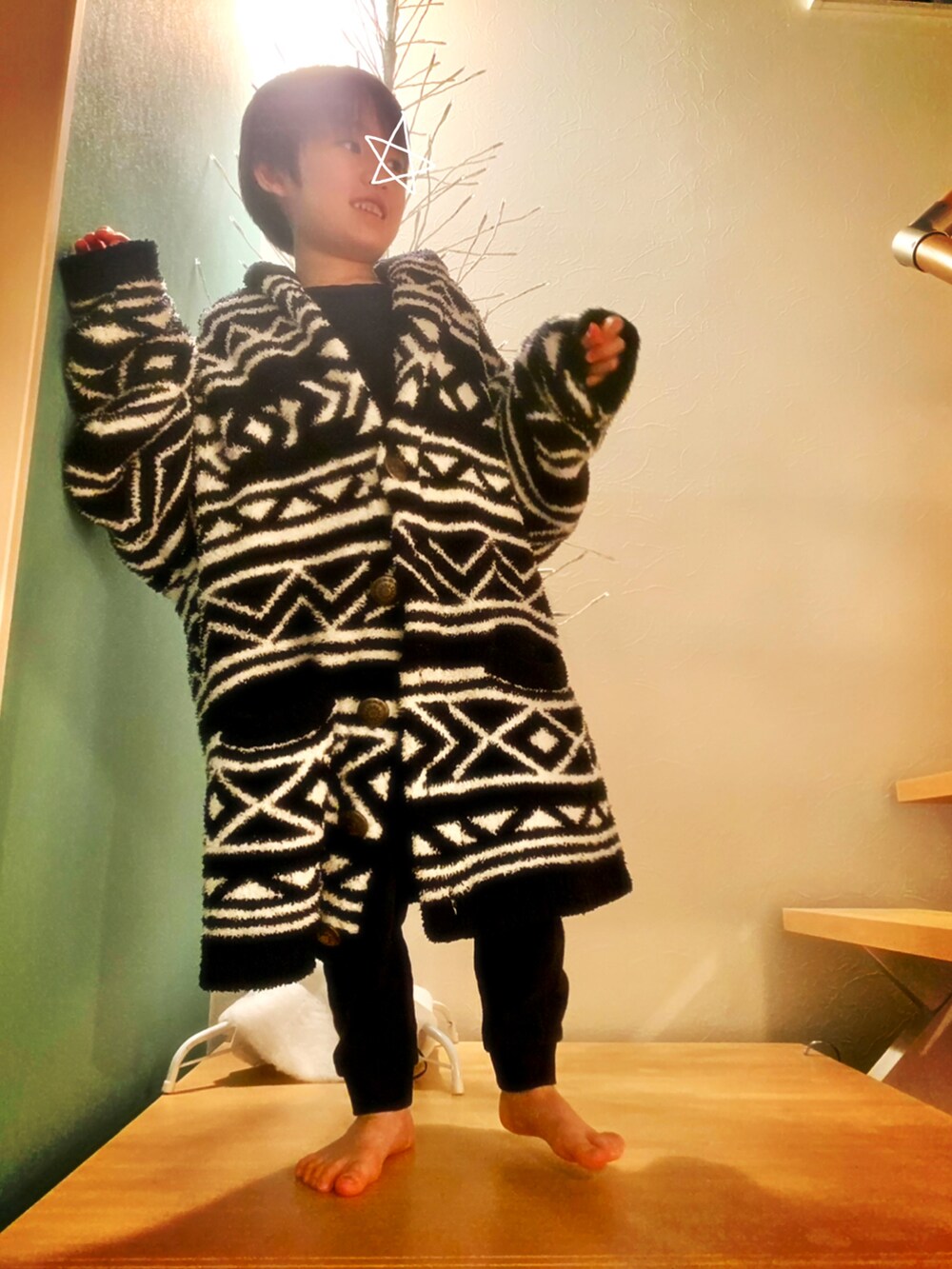 ブルー系のガウン/バスローブを着用したキッズの冬コーディネートの3枚目の写真