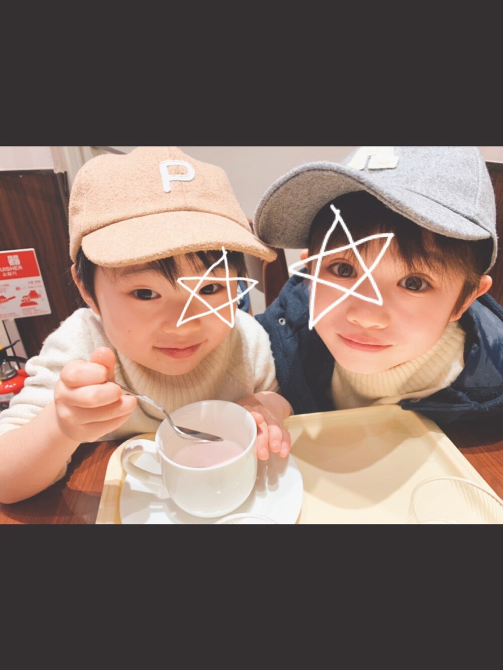 「コート、ダッフルコート、ニューバランス、チェック、キャップ、シンプルコーデ、キッズコーデ、プチプラ、カジュアル、男の子、リンクコーデ、New Balance、6歳、4歳、あったかコーデ」｜「Babiesrusのアイテム（ダッフルコート、ブルー系）」を使った、s n さん（キッズ・120cm）の春コーディネートの4枚目の写真