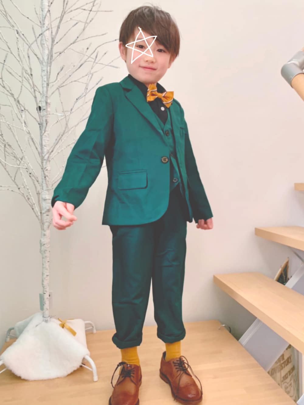 「6歳、スーツスタイル、シャツスタイル、フォーマル、セットアップ、蝶ネクタイ、男の子、ドレスシューズ、レザー、グリーン、からし色、入学式、卒園式、春、キッズコーデ」｜「nextのアイテム（ドレスシューズ、ブラウン系）」を使った、s n さん（キッズ・110cm）の春コーディネートの4枚目の写真