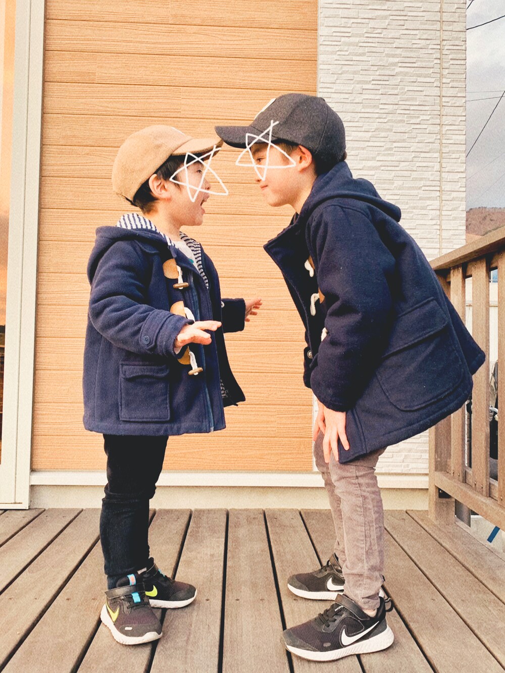 「男の子コーデ、冬コーデ、キッズファッション、おとこのこ、カジュアル、プチプラコーデ、コーデュロイ、ニット、キャップ、リンクコーデ、シャツスタイル、ダッフルコート、男の子、6歳、4歳」｜「西松屋のアイテム（レギンス/スパッツ、ブラック系）」を使った、s n さん（キッズ・110cm）の冬コーディネートの3枚目の写真