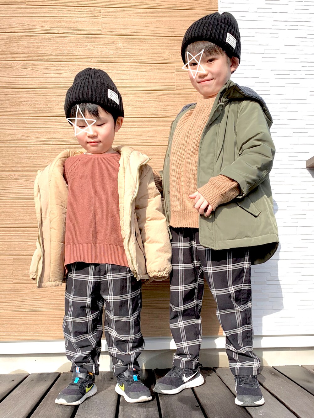 ベージュ系のニット/セーター、ブラウン系のニット/セーター、ベージュ系のジャケット/アウターを着用したキッズの冬コーディネートの3枚目の写真