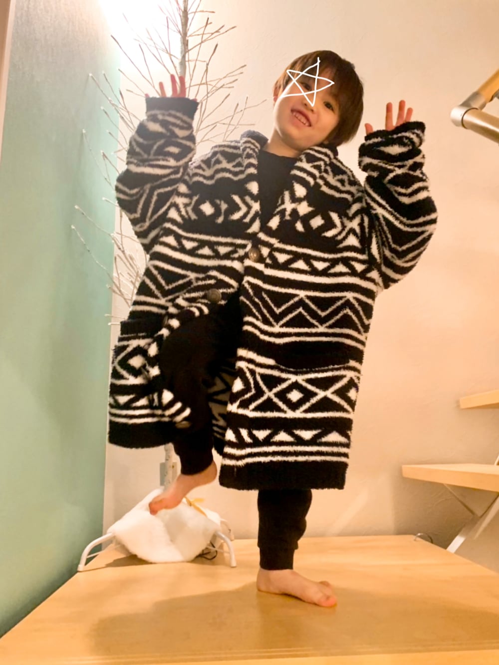 ブルー系のガウン/バスローブを着用したキッズの冬コーディネートの2枚目の写真