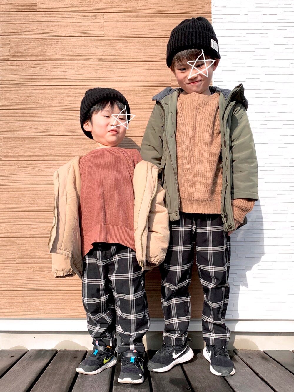 ベージュ系のニット/セーター、ブラウン系のニット/セーター、ベージュ系のジャケット/アウターを着用したキッズの冬コーディネートの2枚目の写真