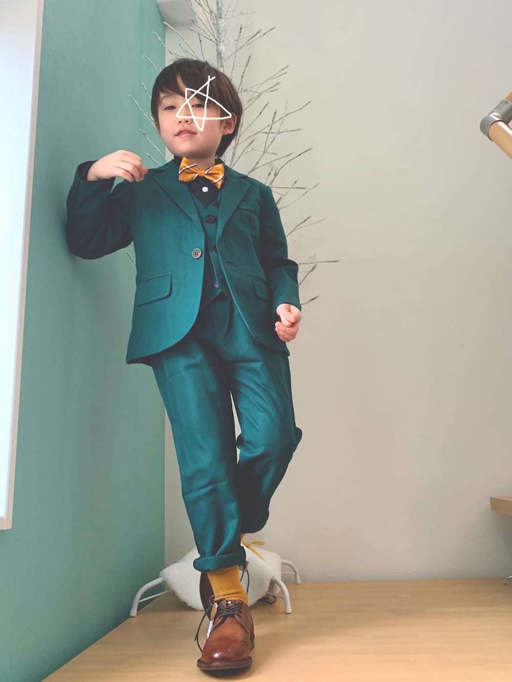 「6歳、スーツスタイル、シャツスタイル、フォーマル、セットアップ、蝶ネクタイ、男の子、ドレスシューズ、レザー、グリーン、からし色、入学式、卒園式、春、キッズコーデ」｜「nextのアイテム（ドレスシューズ、ブラウン系）」を使った、s n さん（キッズ・110cm）の春コーディネートの2枚目の写真