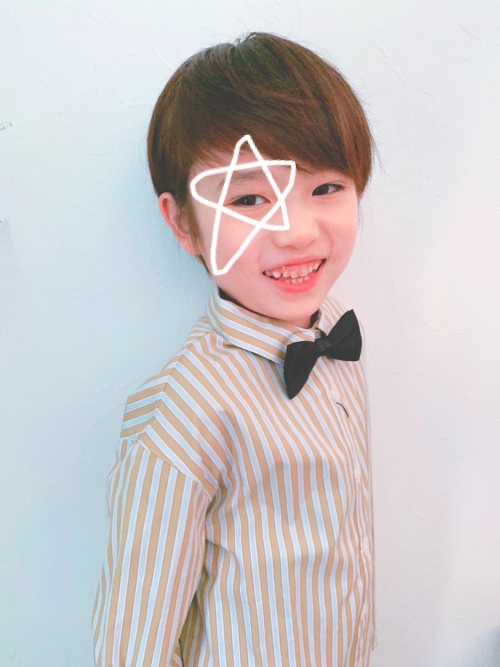 「6歳、スーツスタイル、シャツスタイル、フォーマル、セットアップ、蝶ネクタイ、男の子、ドレスシューズ、レザー、グリーン、からし色、入学式、卒園式、春、キッズコーデ」｜「nextのアイテム（ドレスシューズ、ブラウン系）」を使った、s n さん（キッズ・110cm）の春コーディネートの3枚目の写真