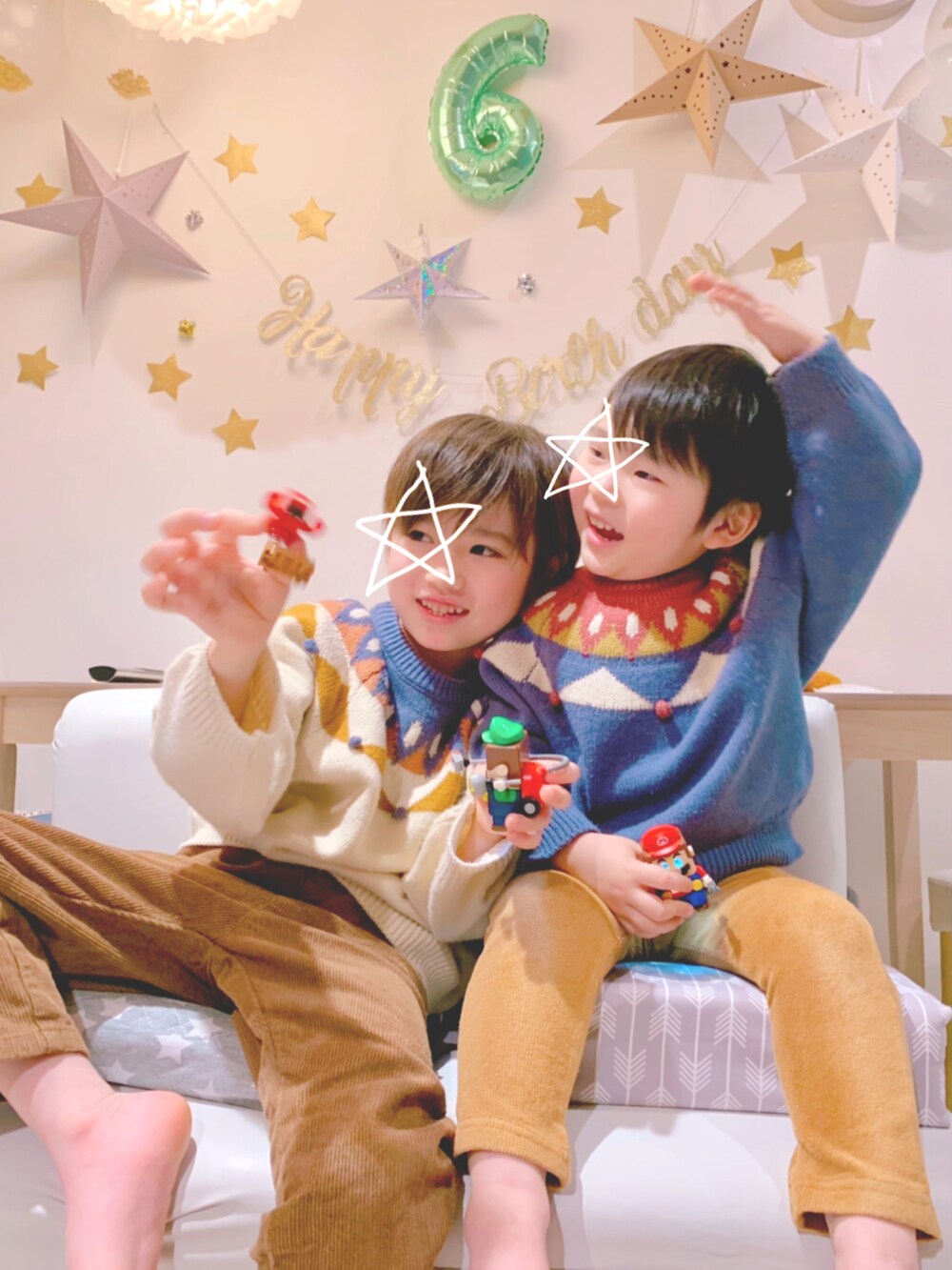 「キャップ、スニーカー、デニム、男の子、6歳、コーデュロイ、春カラー、ジャケット、ニット、New Balance、カジュアル、キッズコーデ、プチプラ、カラーパンツ、パステル映える春」｜「しまむらのアイテム（キャップ、グレー系）」を使った、s n さん（キッズ・110cm）の春コーディネートの2枚目の写真