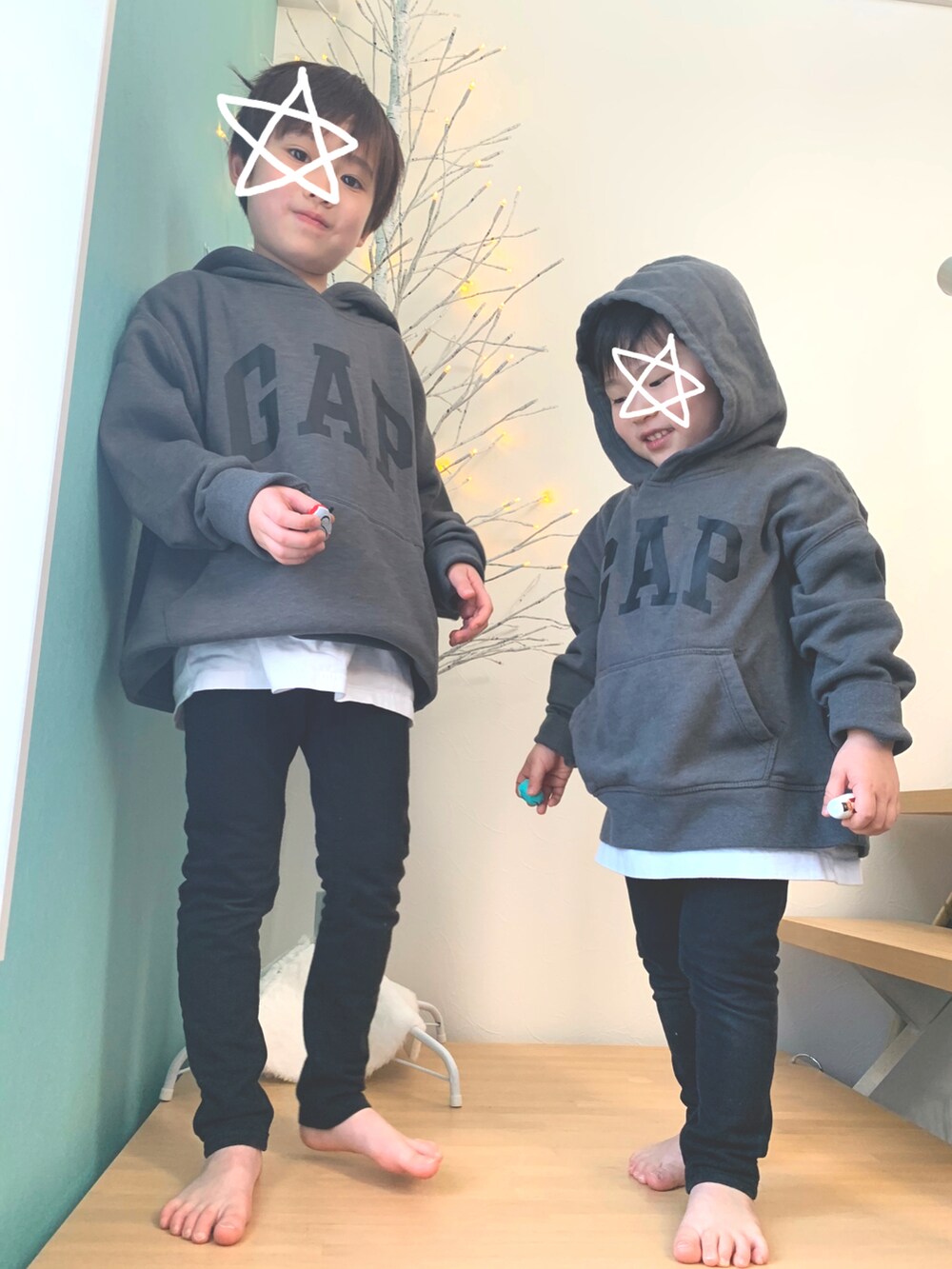 「あったかコーデ、ビッグシルエット、キッズファッション、モノトーン、パーカー、男の子、5歳、3歳、兄弟コーディネート、おそろいコーデ、キャップ、GAP、New Balance、スニーカー、カジュアル」｜「GAPのGapロゴスウェットパーカー (キッズ)（パーカー、グレー系）」を使った、s n さん（キッズ・110cm）の冬コーディネートの3枚目の写真