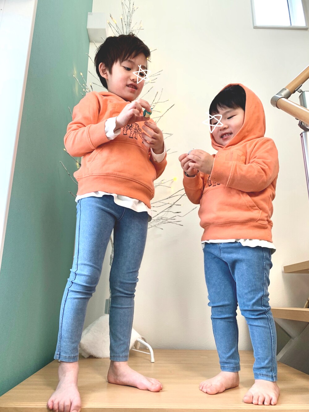 「キッズコーデ、プチプラ、男の子、デニム、ムートンブーツ、パーカー、兄弟コーディネート、私の推しブランド、GAP、ZARA、オレンジ、恐竜、デニムパンツ、デニムジャケット、カジュアルコーデ」｜「ZARA KIDSのアイテム（デニムパンツ、ブルー系）」を使った、s n さん（キッズ・110cm）の冬コーディネートの2枚目の写真