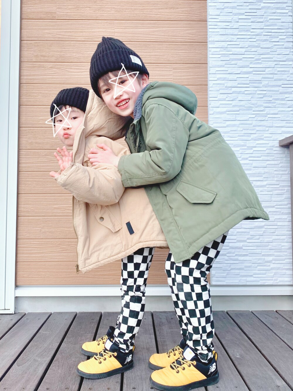 「ブロックチェック、Mark Gonzales、ニット帽、ニューバランス、New Balance、トレーナー、スウェット、カジュアル、ストリート、男の子、キッズコーデ、6歳、4歳、リンクコーデ、プチプラ」｜「BREEZEのDAISUKI パンツ（その他パンツ、ブラック系）」を使った、s n さん（キッズ・120cm）の春コーディネートの2枚目の写真