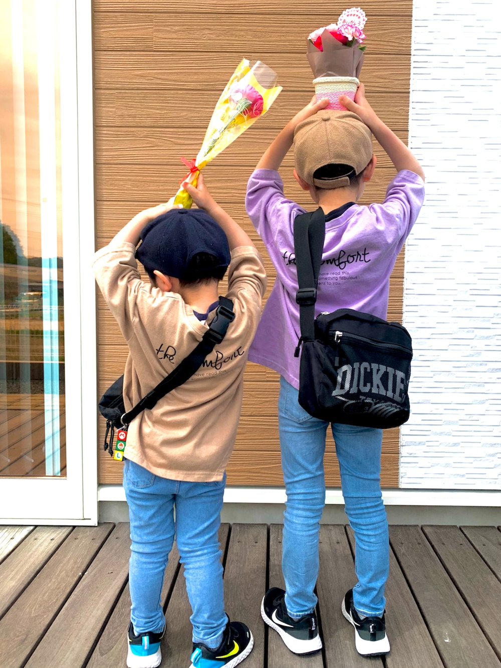 「キッズファッション、休日スタイル、春夏コーデ、デニムパンツ、キッズコーデ、シンプルコーデ、NIKE、男の子、6歳、3歳、スニーカー、ショルダーバッグ、ボディバッグ、淡色コーデ、おそろいコーデ」｜「H&Mのアイテム（デニムパンツ、ブルー系）」を使った、s n さん（キッズ・110cm）の春コーディネートの2枚目の写真