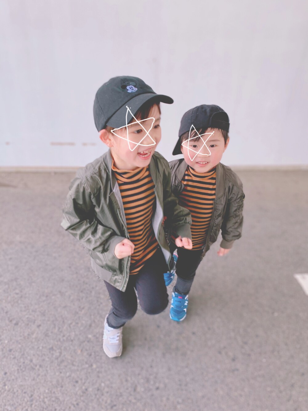 「男の子、ボーダー、ハイネック、6歳、3歳、ジャケット、MA-1、プチプラ、おそろいコーデ、カジュアル、シンプル、キャップ、兄弟コーディネート、西松屋、New Balance」｜「H&MのH&M - パギンス - ブラック（その他パンツ、ブラック系）」を使った、s n さん（キッズ・110cm）の春コーディネートの2枚目の写真