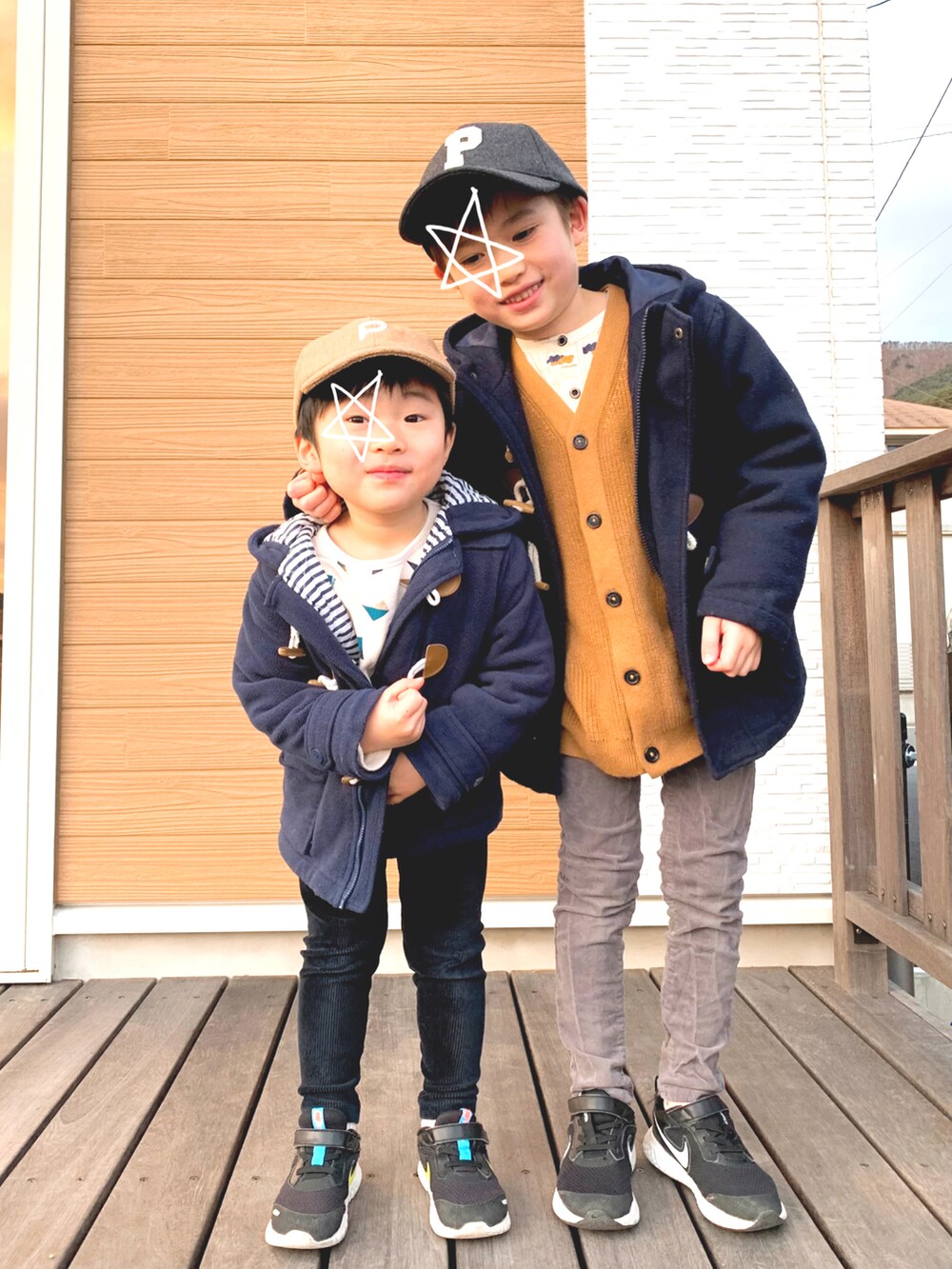 「男の子コーデ、冬コーデ、キッズファッション、おとこのこ、カジュアル、プチプラコーデ、コーデュロイ、ニット、キャップ、リンクコーデ、シャツスタイル、ダッフルコート、男の子、6歳、4歳」｜「西松屋のアイテム（レギンス/スパッツ、ブラック系）」を使った、s n さん（キッズ・110cm）の冬コーディネートの2枚目の写真