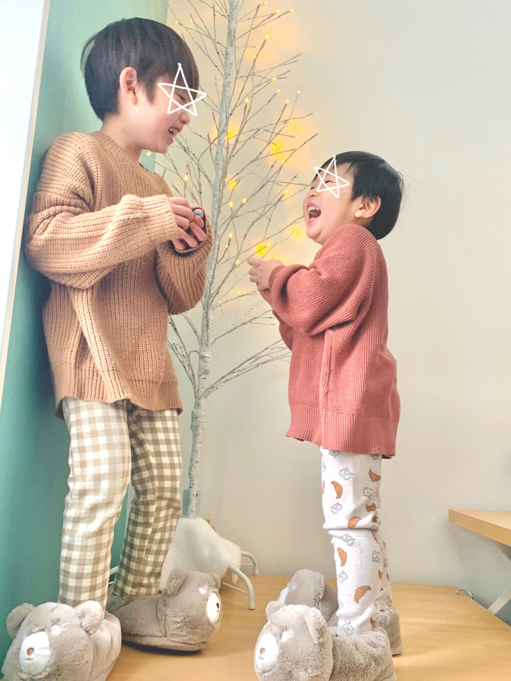 「男の子、チェックパンツ、ニット、オーバーサイズ、兄弟コーディネート、キャップ、チョコ色に染まれ、5歳、3歳、キッズコーデ、New Balance、ブラウン、リンクコーデ、モッズコート、スニーカー」｜「NEW BALANCEの《New Balance》YV996  ニューバランス ジュニア　★（スニーカー、グレー系）」を使った、s n さん（キッズ・110cm）の冬コーディネートの2枚目の写真