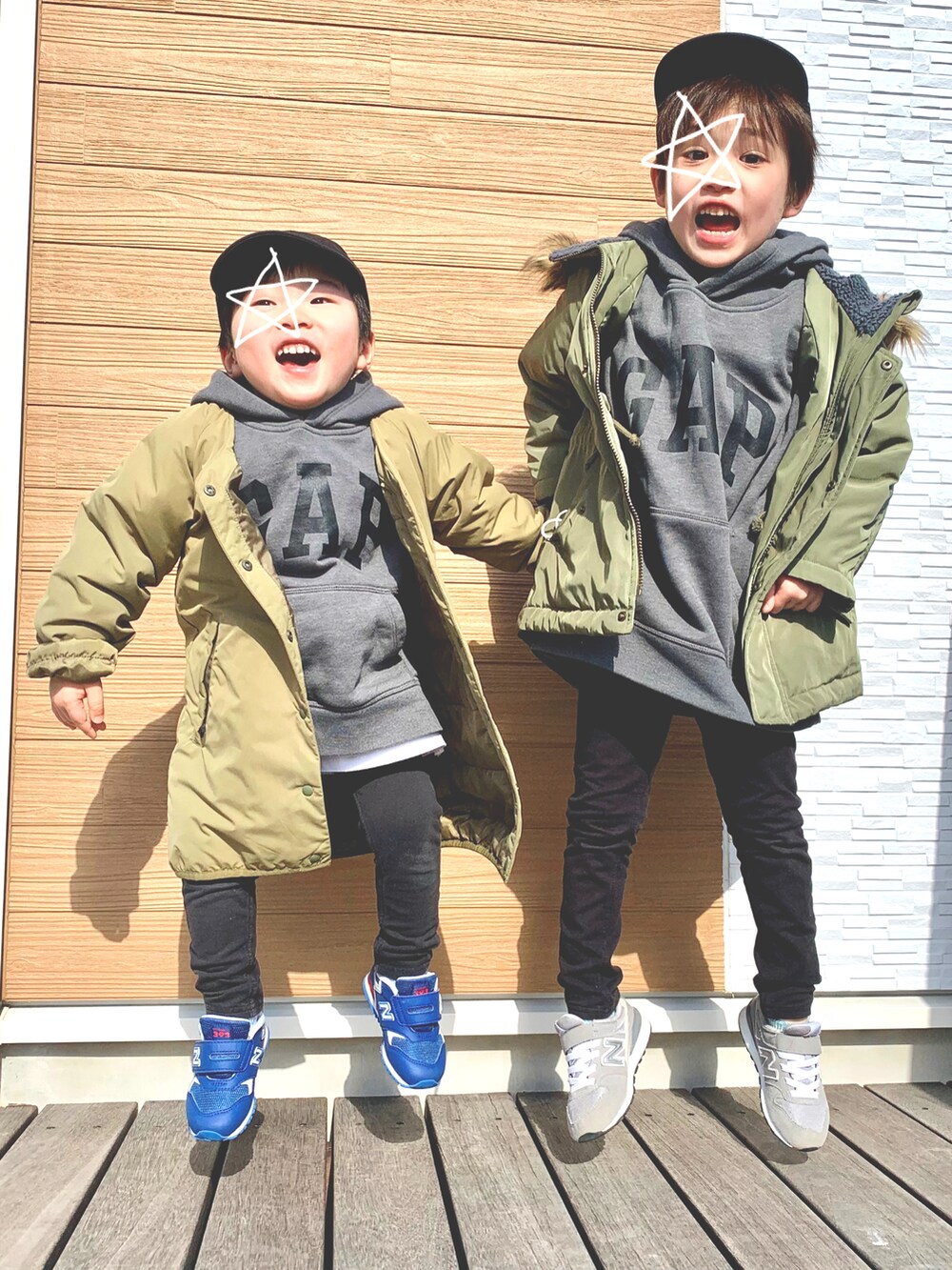 「あったかコーデ、ビッグシルエット、キッズファッション、モノトーン、パーカー、男の子、5歳、3歳、兄弟コーディネート、おそろいコーデ、キャップ、GAP、New Balance、スニーカー、カジュアル」｜「GAPのGapロゴスウェットパーカー (キッズ)（パーカー、グレー系）」を使った、s n さん（キッズ・110cm）の冬コーディネートの2枚目の写真