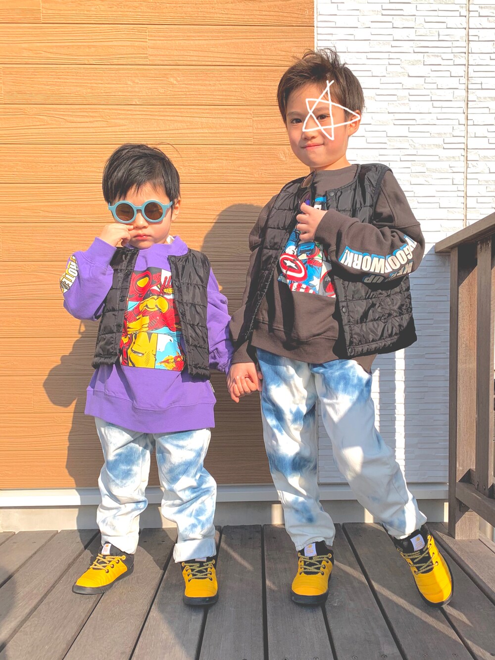 「男の子コーデ、キッズコーデ、スウェット、ベスト、ビッグシルエット、アメコミ、New Balance、リンクコーデ、おそろいコーデ、4歳、6歳、ダウンベスト、キッズファッション、デニム、プチプラ」｜「H&Mのアイテム（パンツ、ブルー系）」を使った、s n さん（キッズ・120cm）の冬コーディネートの2枚目の写真