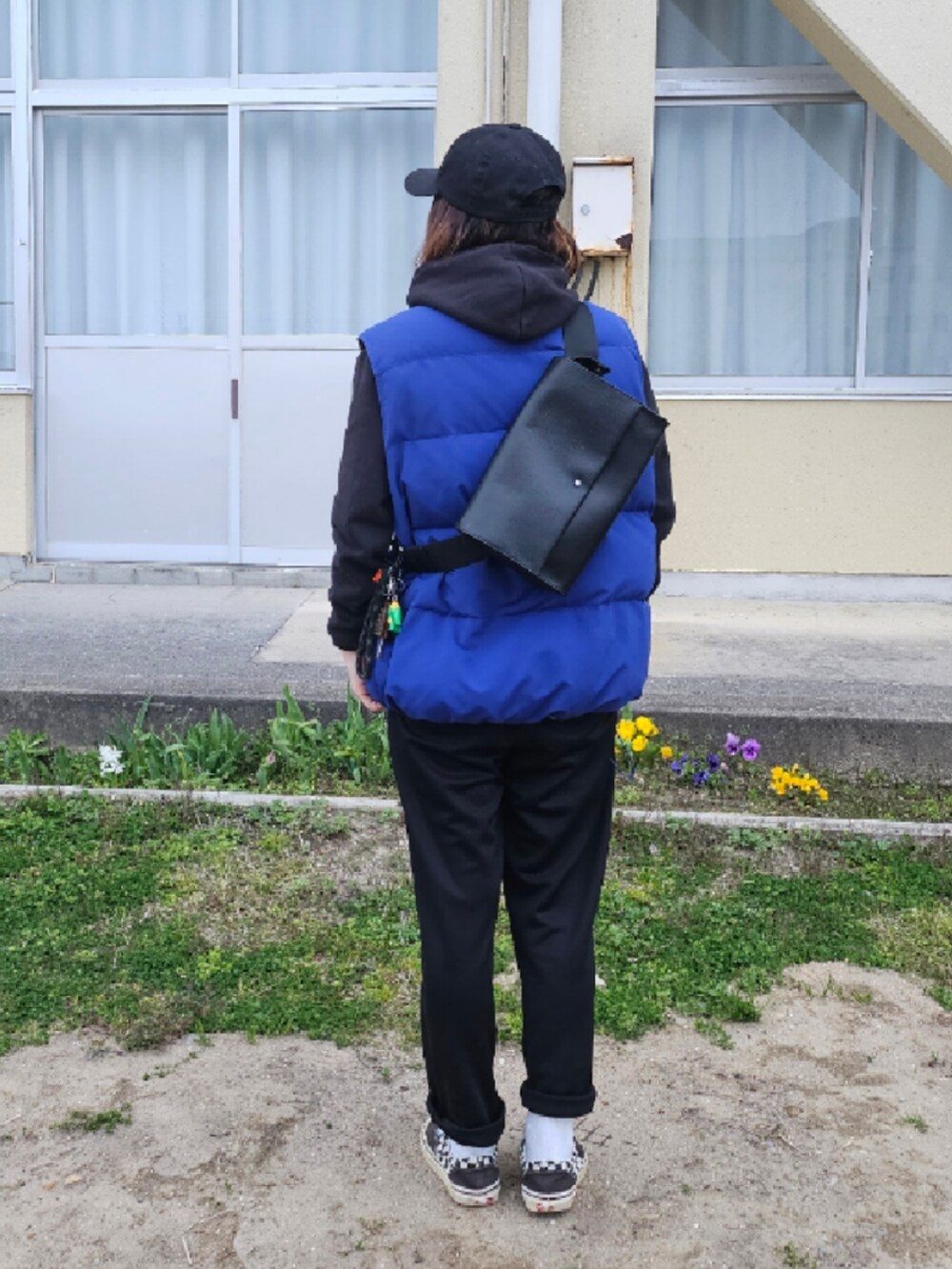 ブラック系のその他パンツ、ブラック系のスニーカー、ブラック系のパーカーを着用したレディースの春コーディネートの3枚目の写真