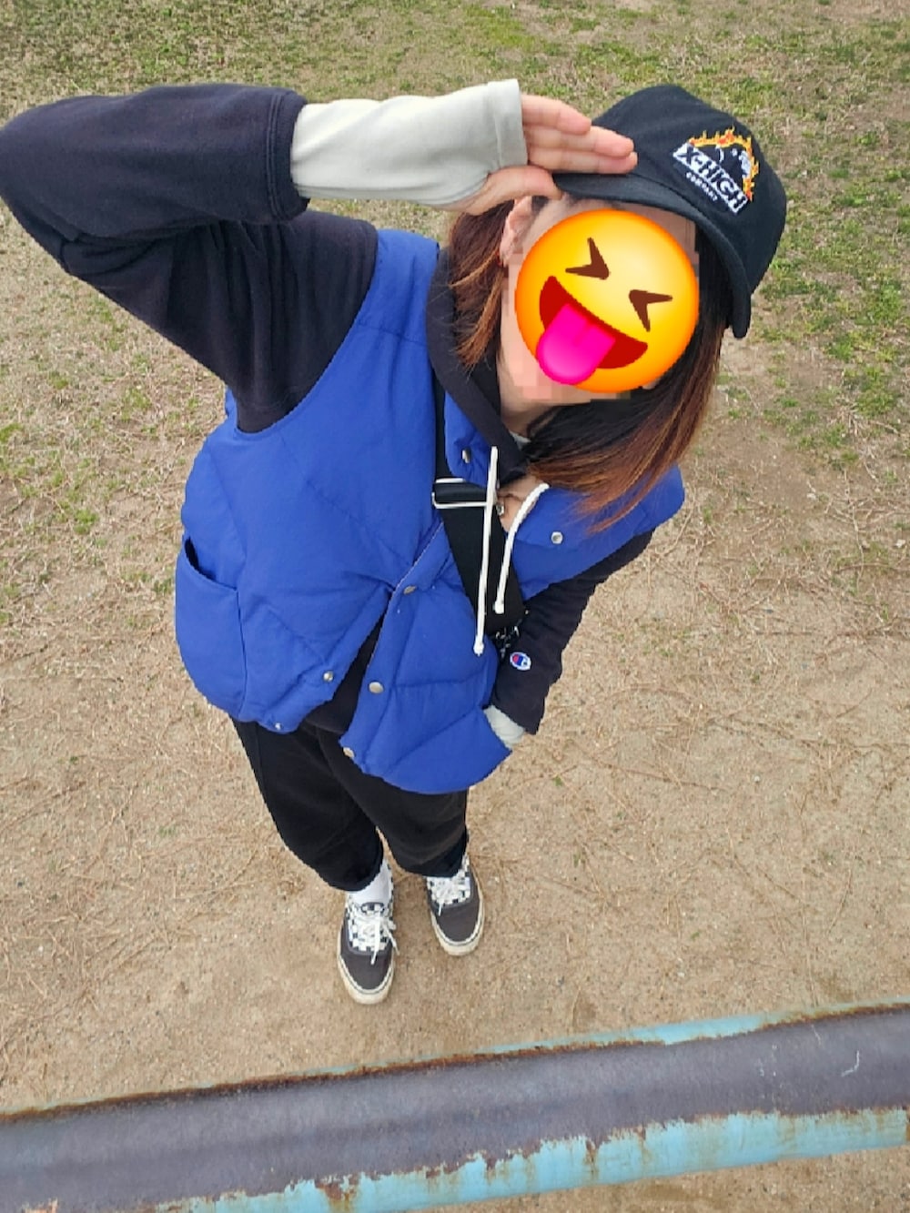 ブラック系のその他パンツ、ブラック系のスニーカー、ブラック系のパーカーを着用したレディースの春コーディネートの2枚目の写真