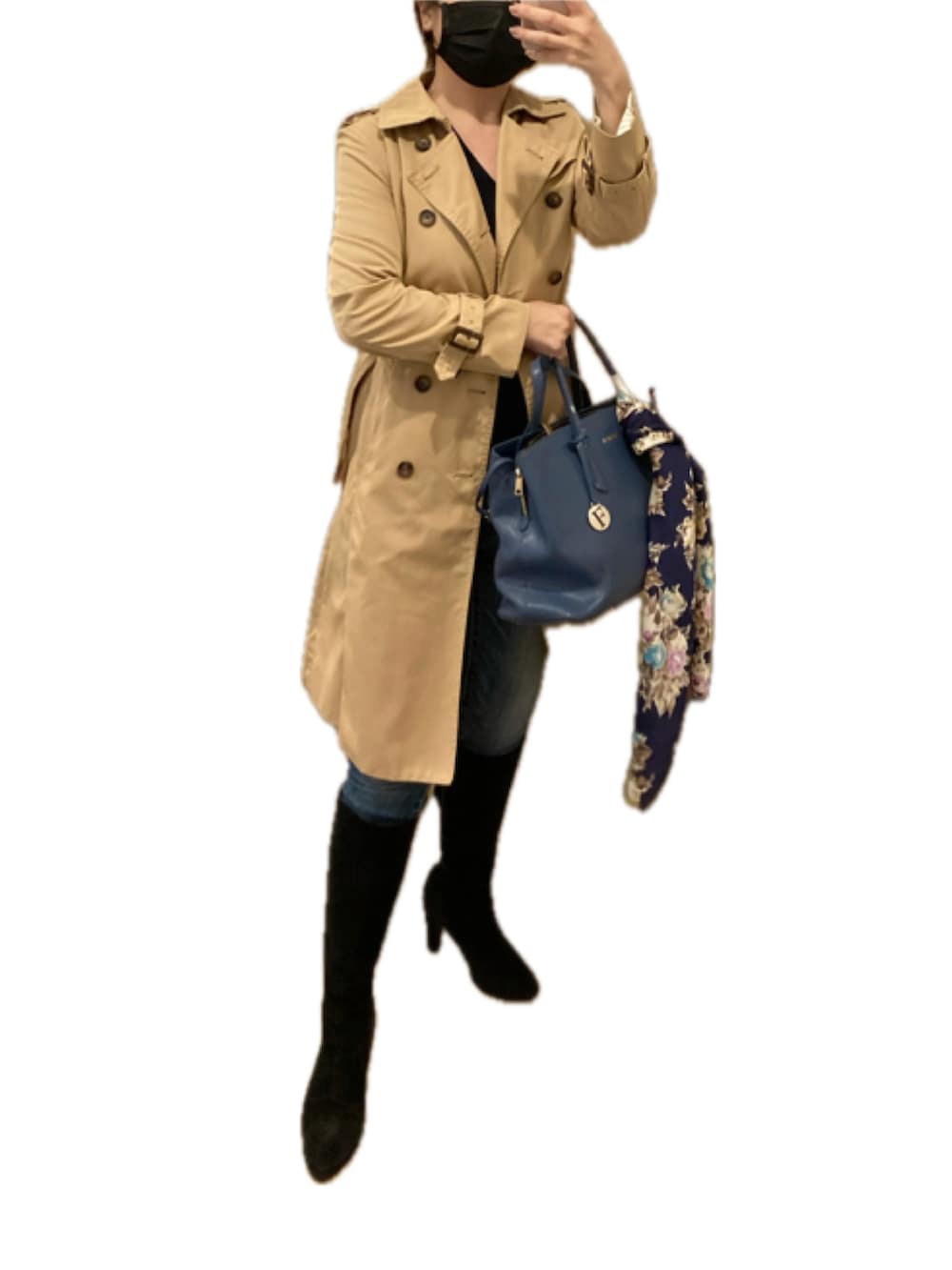 ブルー系のニット/セーター、ベージュ系のトレンチコート、ブルー系のデニムパンツを着用したレディースの秋コーディネートの3枚目の写真