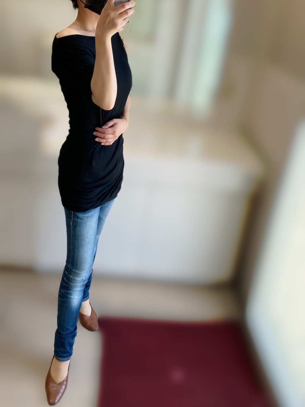 ブラック系のTシャツ/カットソー、ブラック系のショルダーバッグ、ブルー系のデニムパンツを着用したレディースの春コーディネートの2枚目の写真