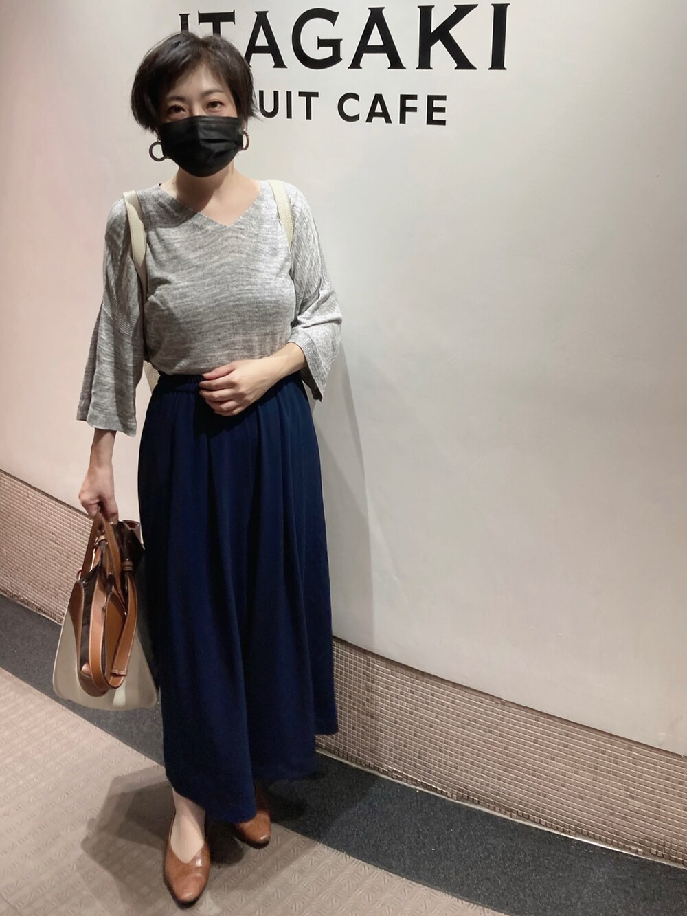 「キレイめカジュアル、おでかけコーデ、シンプルスタイル、ラフ、ワイドパンツ、秋先取りコーデ、低身長、ベリーショート、ショートヘア、グレー、ママコーデ、アラフィフ、40代ファッション、GU、骨格ナチュラル」｜「GUのアイテム（トップス、グレー系）」を使った、Jolieさん（レディース・160cm）の夏コーディネートの2枚目の写真