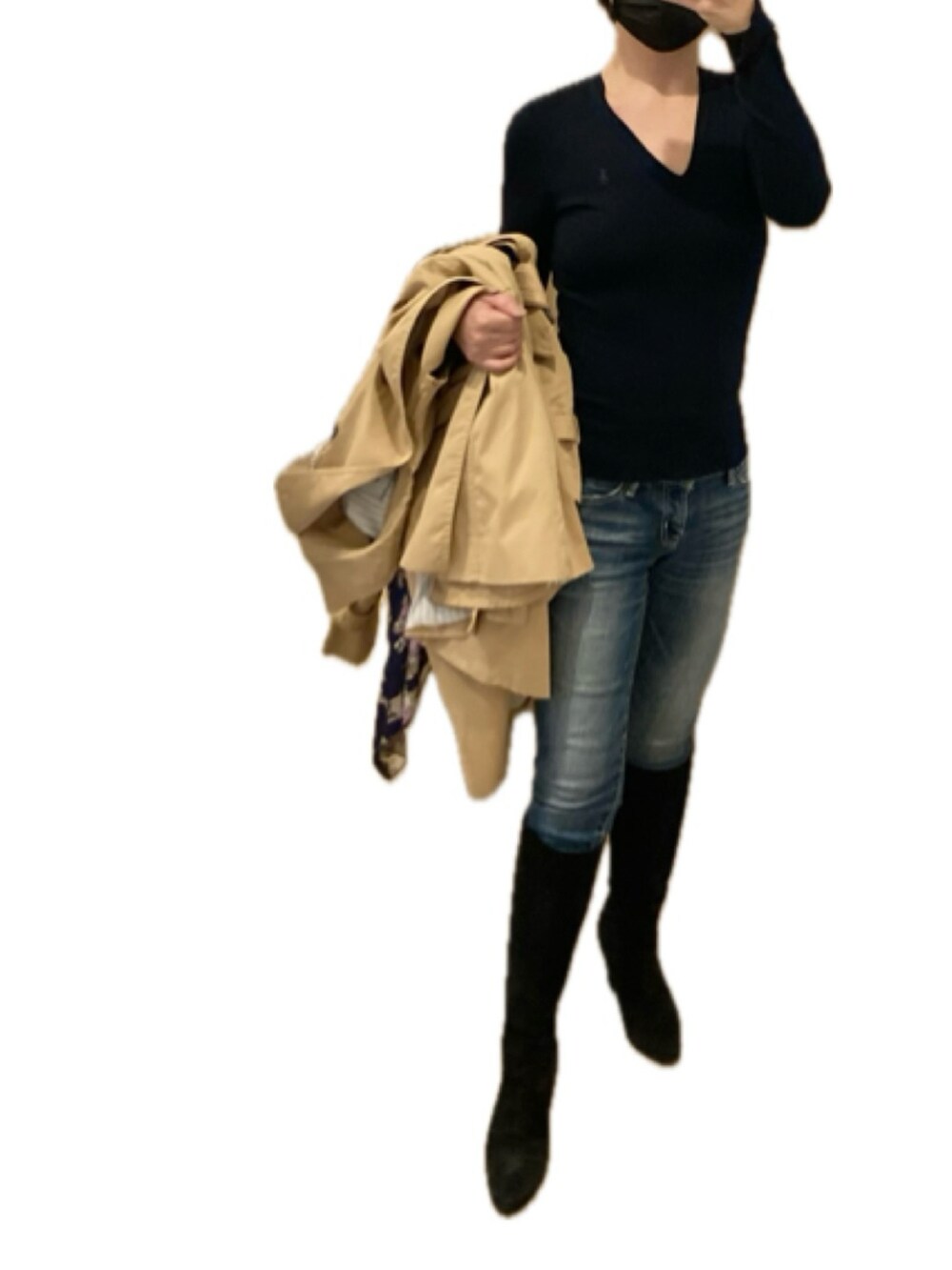 ブルー系のニット/セーター、ベージュ系のトレンチコート、ブルー系のデニムパンツを着用したレディースの秋コーディネートの2枚目の写真