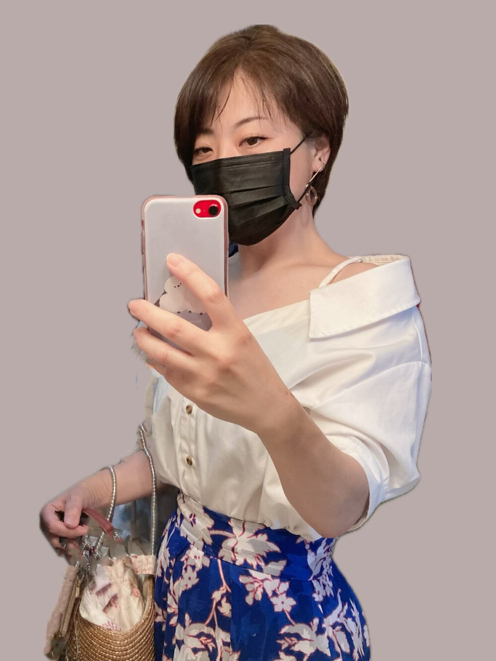 ホワイト系のシャツ/ブラウス、ベージュ系のかごバッグ、ブルー系のスカートを着用したレディースの夏コーディネートの3枚目の写真