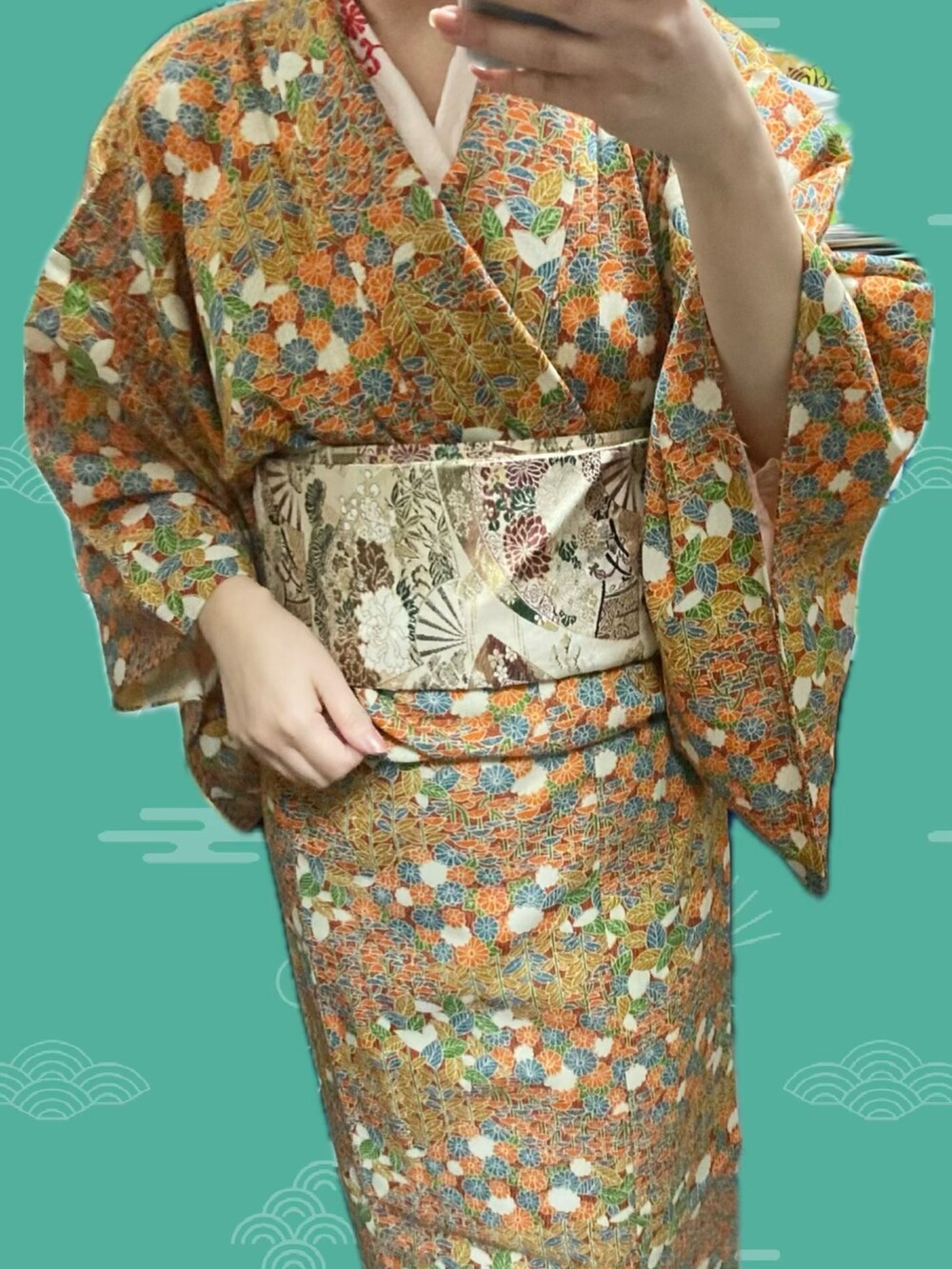 ベージュ系の着物、オレンジ系の着物を着用したレディースの春コーディネートの2枚目の写真