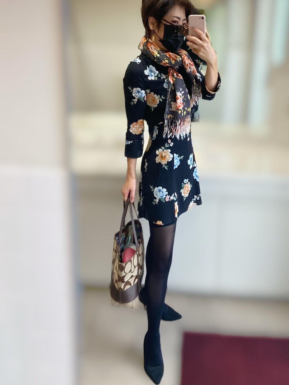 ブラック系のワンピース、ブラック系のパンプスを着用したレディースの秋コーディネートの3枚目の写真