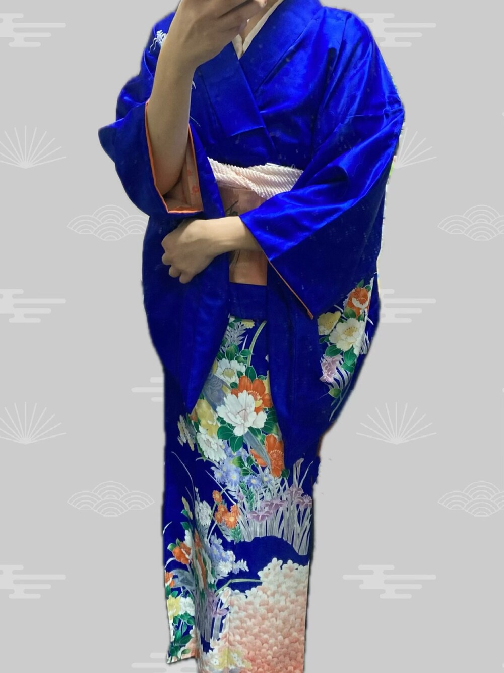 ブルー系の着物を着用したレディースの春コーディネートの3枚目の写真