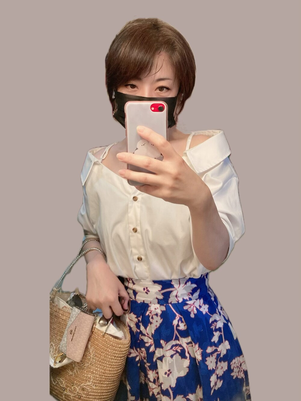 ホワイト系のシャツ/ブラウス、ベージュ系のかごバッグ、ブルー系のスカートを着用したレディースの夏コーディネートの2枚目の写真