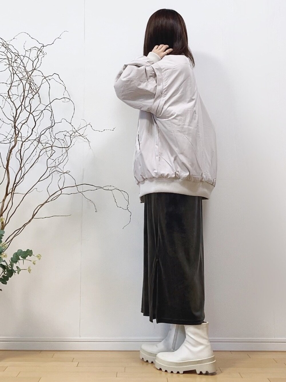 「MA-1、ベロア、ワンピース、ワンピーススタイル、タートルネック、ブーツ、モノトーン、モノトーンコーデ、ストリート、プチプラ、プチプラコーデ、シルバーアクセサリー、休日スタイル」|「moment+の袖取外しマルチWAY中綿入りビッグシルエットMA-1(MA-1、ホワイト系)」を使った、mikaさん(レディース・155cm)の冬コーディネートの2枚目の写真