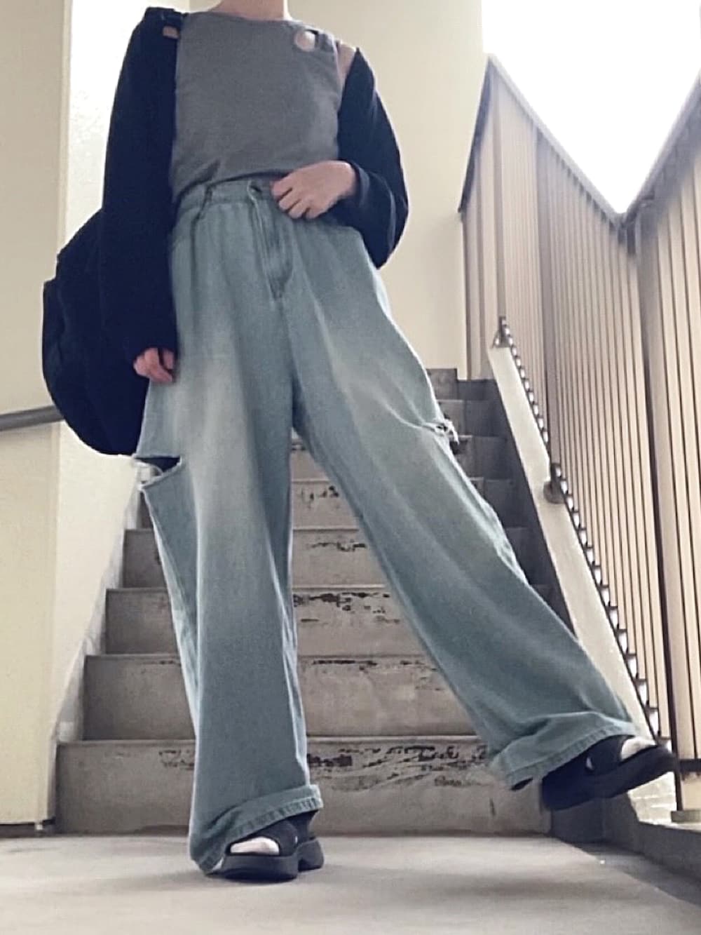 「ラメ、カットアウト、シルバー、デニムパンツ、クラッシュデニム、カットオフデニム、カーディガン、ボレロ、サンダル、韓国ファッション、モノトーン、モノトーンコーデ、ソックス×サンダル、リュック、バックパック」｜「しまむらのアイテム（タンクトップ、シルバー系）」を使った、mikaさん（レディース・155cm）の秋コーディネートの2枚目の写真