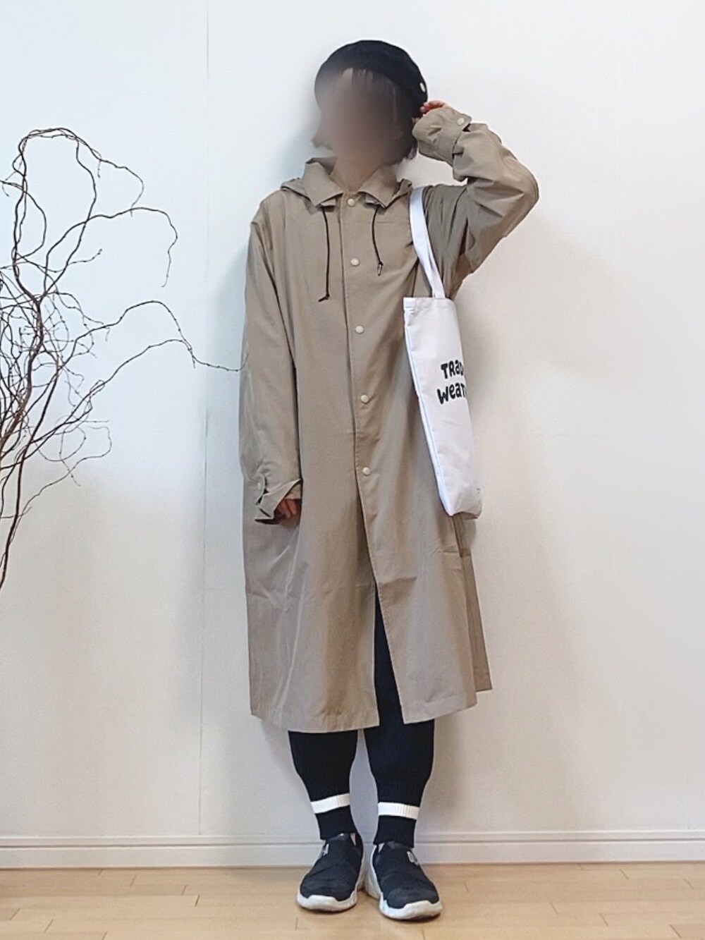 「レインコート、春アウター、Traditional Weatherwear、トートバッグ、ジョガーパンツ、ニットパンツ、ラインパンツ、スニーカー、ベレー帽、雨の日コーデ、オフィスカジュアル、春コーデ」|「Traditional WeatherwearのPENRITH RAIN PACKABLE / パッカブルレインコート(レインコート/ポンチョ、ベージュ系)」を使った、mikaさん(レディース・155cm)の春コーディネートの2枚目の写真