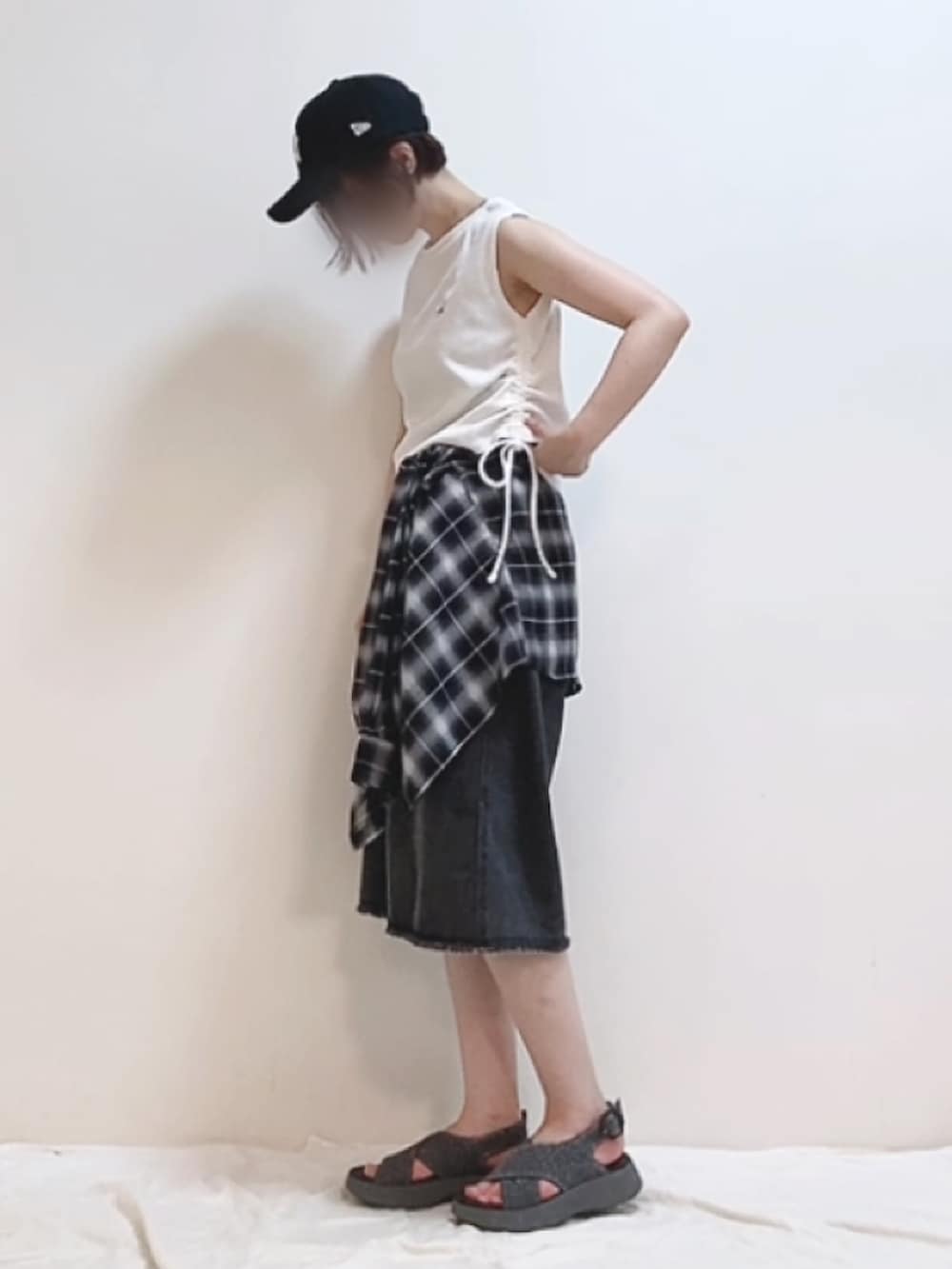 「NEW ERA、ニューエラ、タンクトップ、シアーシャツ、チェックシャツ、ジョーツ、ハーフパンツ、デニムパンツ、しまむら、アベイル、vivaia、韓国ファッション、モノトーン、モノトーンコーデ」｜「NEW ERAのニューエラ ベースボールキャップ 帽子 MLB 9FORTY（キャップ、ブラック系）」を使った、mikaさん（レディース・155cm）の夏コーディネートの2枚目の写真