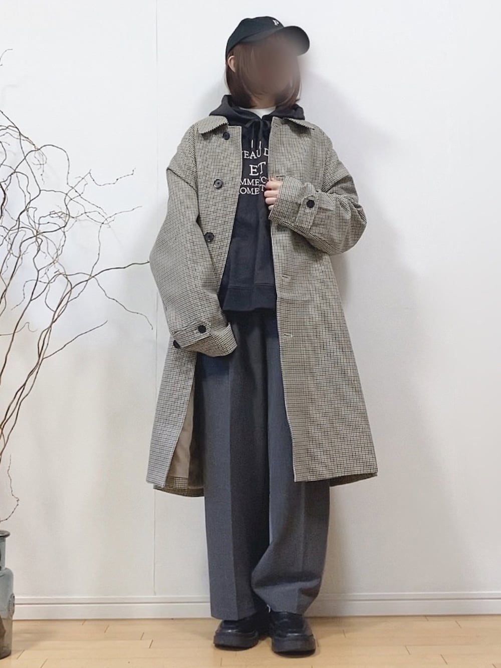 ベージュ系のジャケット/アウター、グレー系のパーカー、グレー系のパンツを着用したレディースの冬コーディネートの2枚目の写真