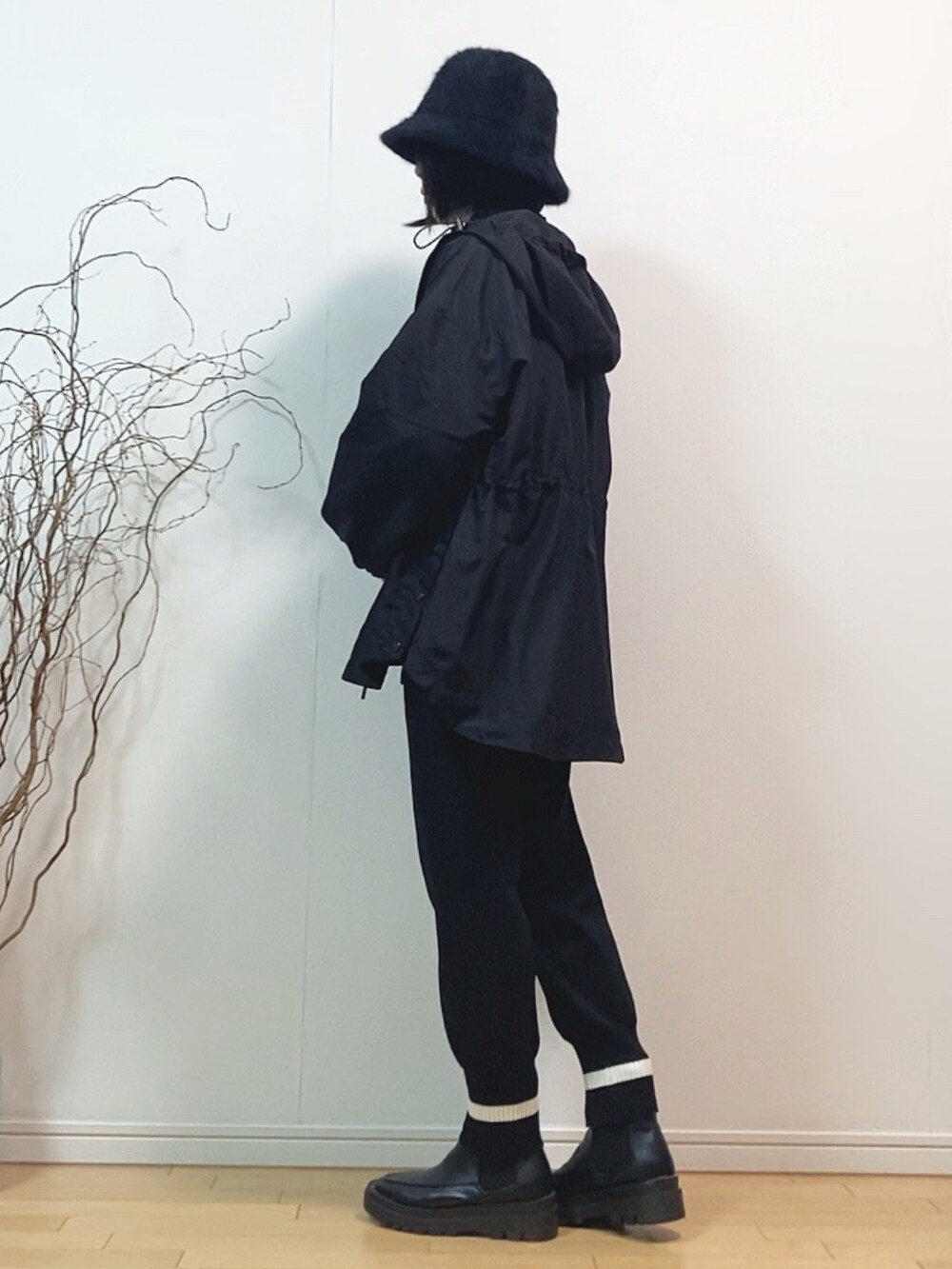 ブラック系のジャケット/アウター、ブラック系のパンツ、ブラック系のハットを着用したレディースの冬コーディネートの2枚目の写真