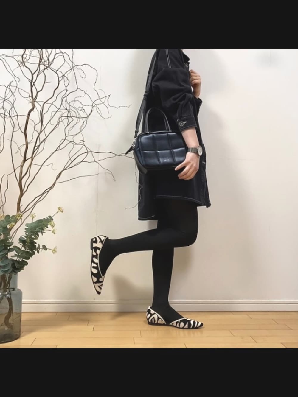 グレー系のパンツ、その他のパンプス、ブラック系のショルダーバッグを着用したレディースの春コーディネートの2枚目の写真