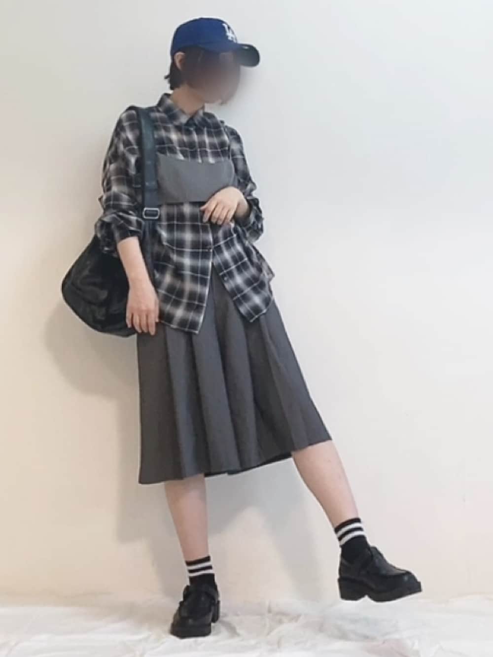 ブラック系のシャツ/ブラウス、グレー系のスラックス、ブラック系のショルダーバッグを着用したレディースの夏コーディネートの3枚目の写真