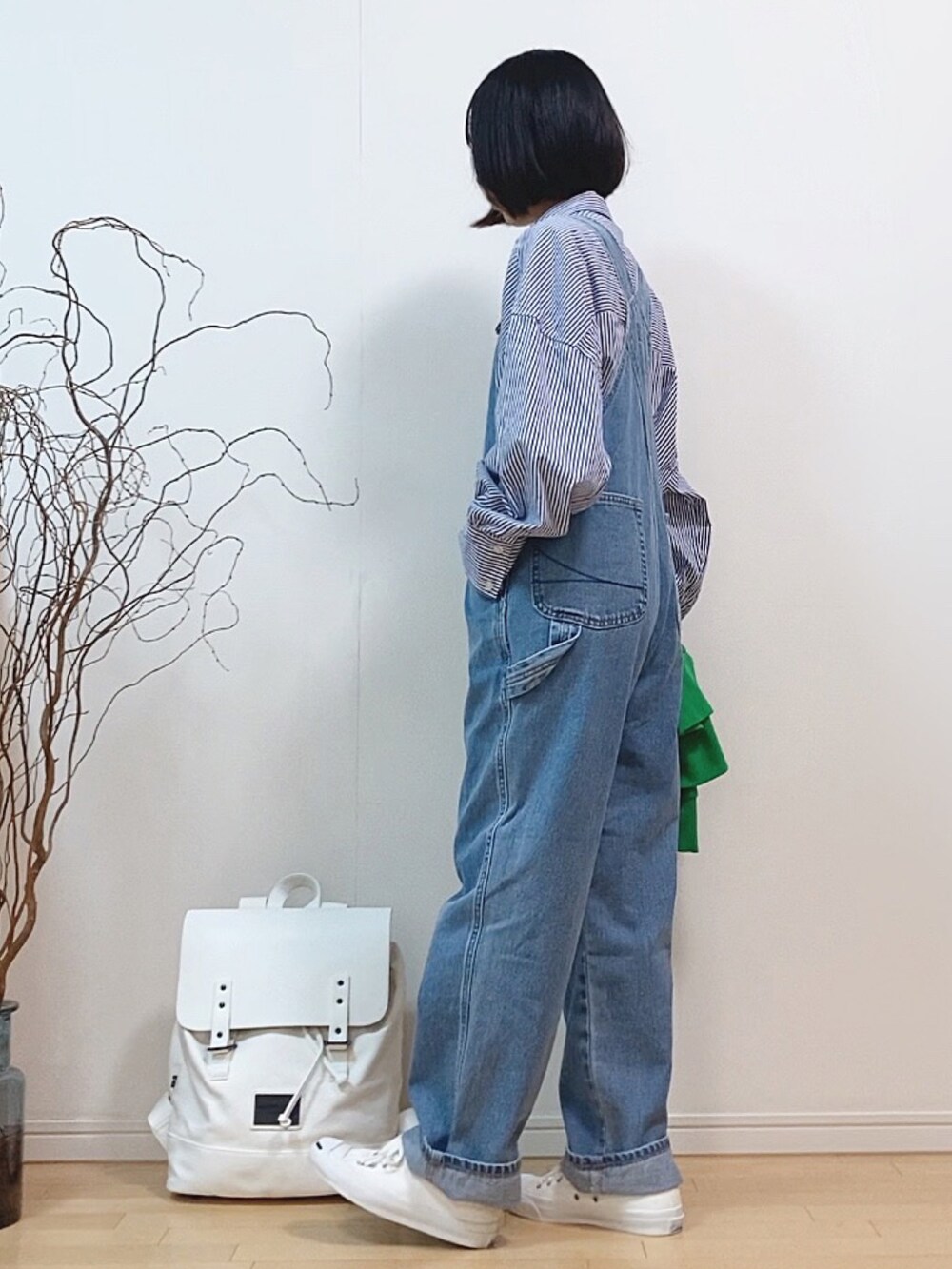 「オーバーオール、サロペット、ストライプシャツ、ストライプ、シャツスタイル、カーディガン、グリーン、コンバース、リュック、バックパック、ビッグシルエット、ボリューム袖、ビタミンカラー、大人カジュアル」|「SOMETHINGのSOMETHING/サムシング ベーシックオーバーオール(サロペット/オーバーオール、ブルー系)」を使った、mikaさん(レディース・155cm)の春コーディネートの2枚目の写真